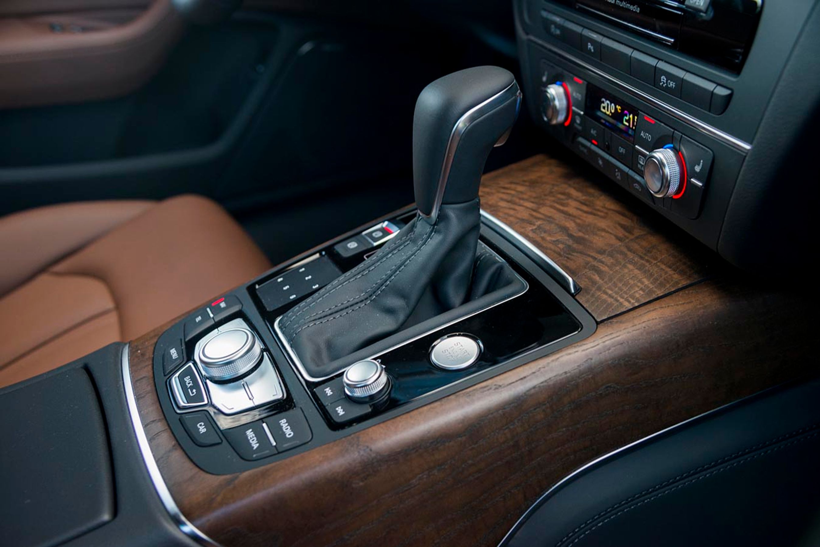 I den nye generation af Audi A6 er det gamle trinløse multitronic-gear erstattet af en helt ny syvtrins S tronic-gearkasse, som er af dobbeltkoblingstypen.