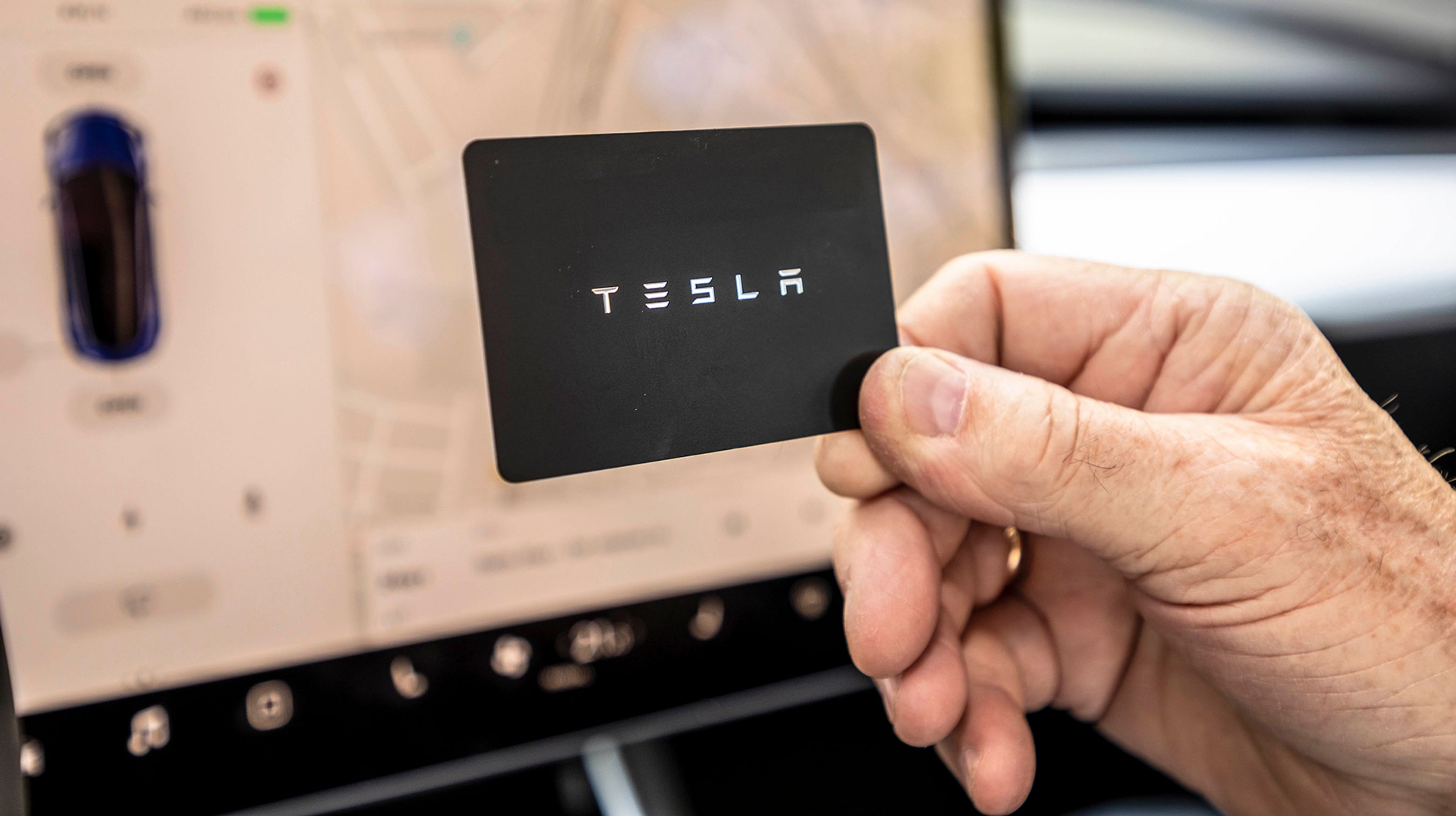 Der er ingen nøgle til bilen. Man får et „kreditkort“med, og med det kan bilen åbnes og startes. Men til daglig er ens mobiltelefon nok til at klare de opgaver.