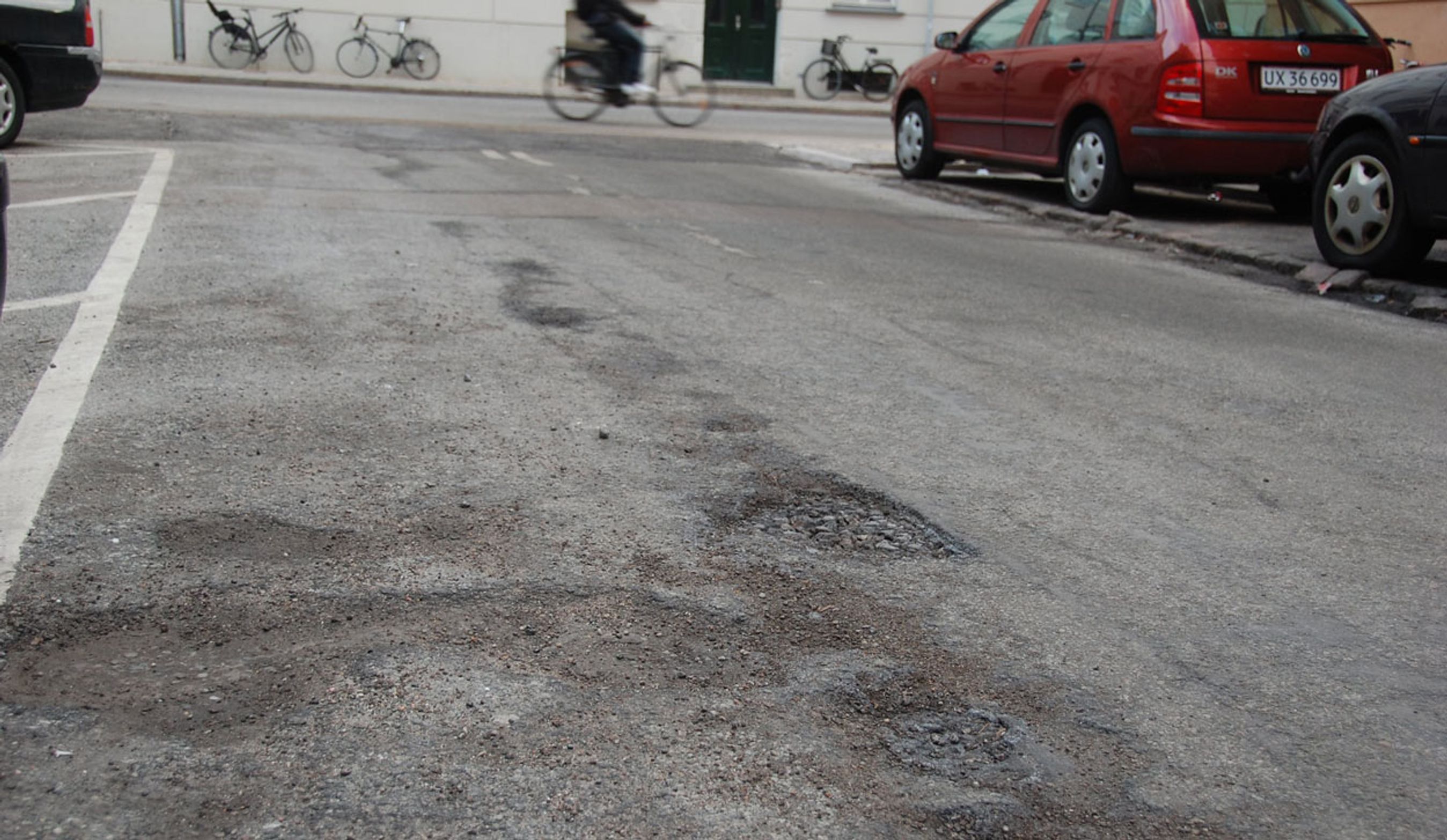 Pres kommunen til at reparere hullet i vejen