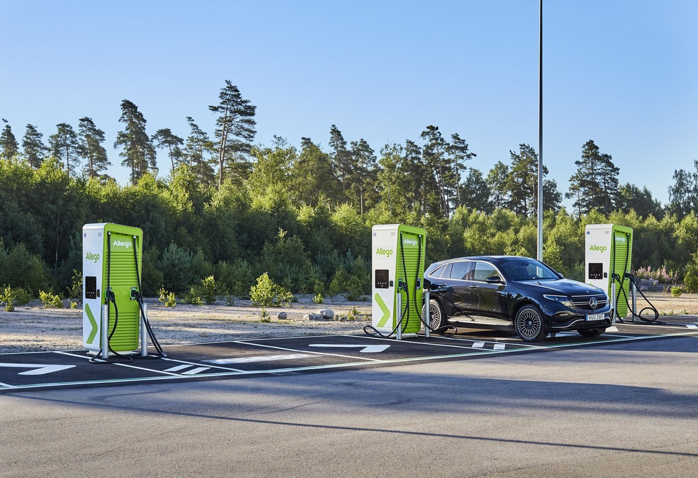 Allego-ladestandere på rasteplads