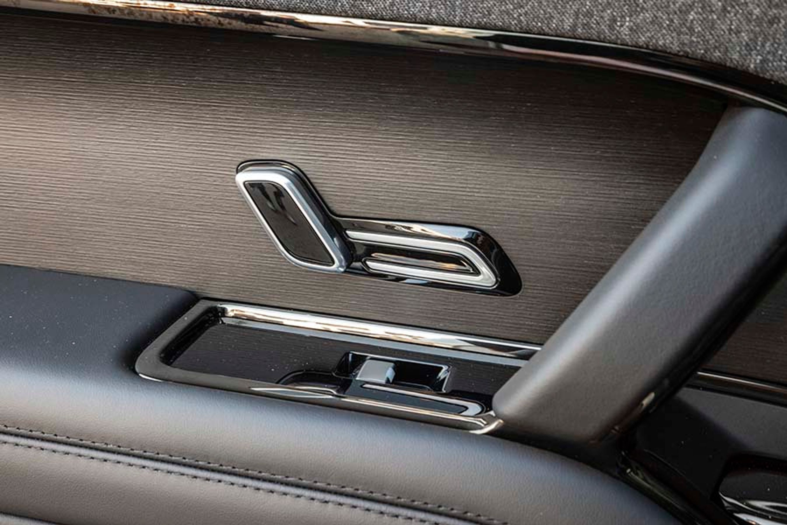 Bagsædets ryglæn er el-justerbart og justeres via knapper på dørsiden.