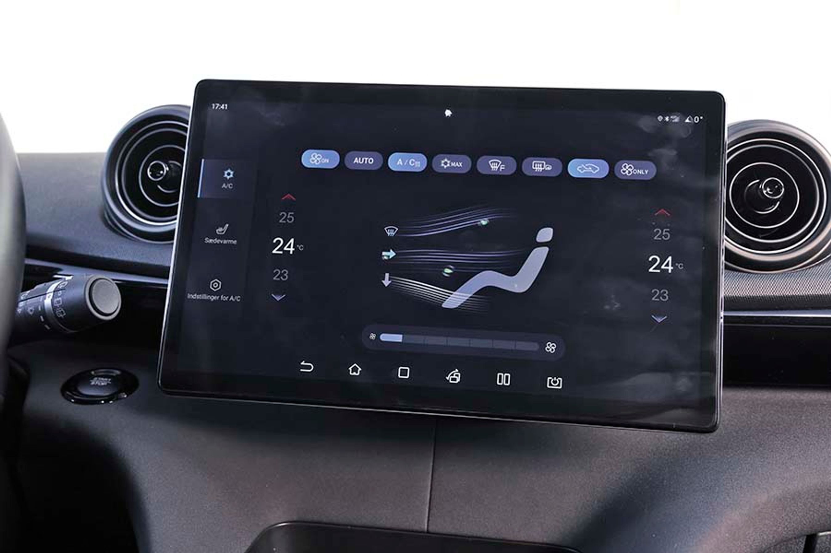 Der er tozonet klimaanlæg i bilen, men mens vi havde bilen til test måtte vi sætte temperaturen ret højt, før vi fik et acceptabelt varmeniveau i kabinen. Det kunne tyde på, at termostaten ikke er rigtig godt kalibreret.