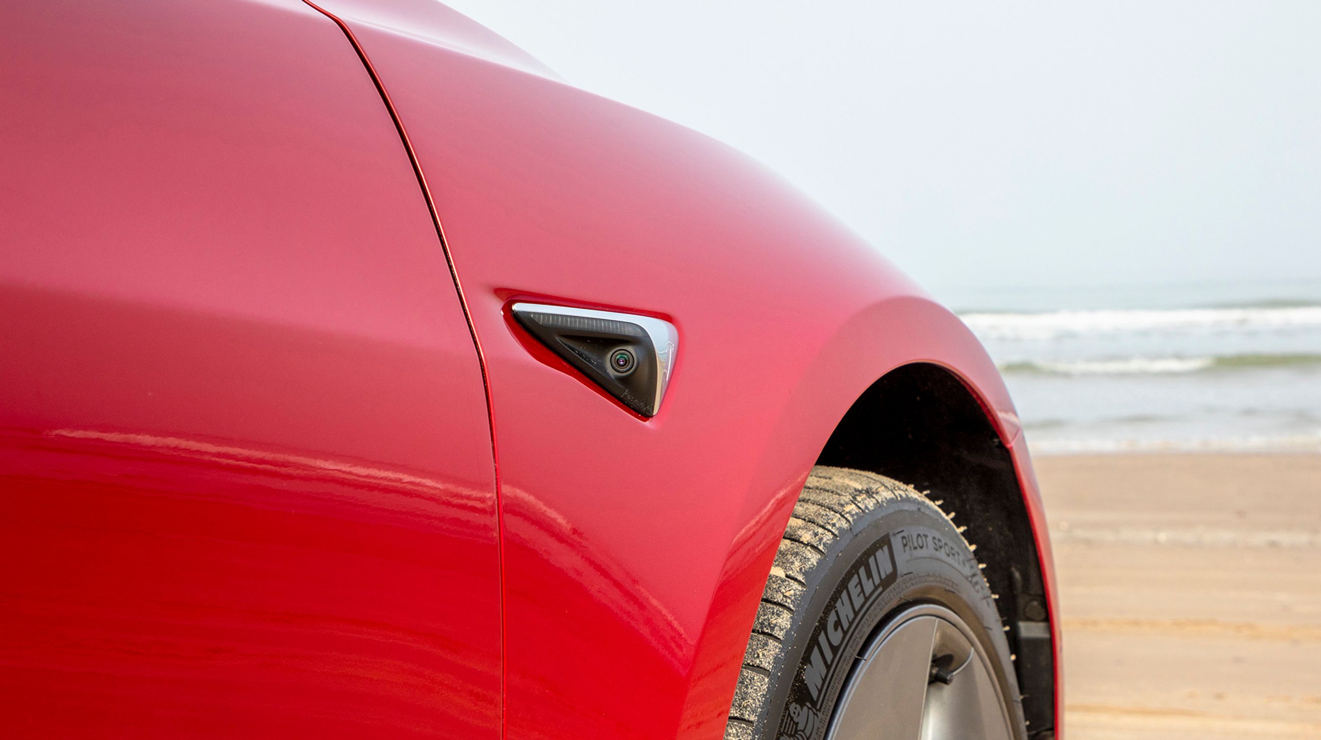 Der er seks kameraer placeret rundt omkring bilen, og alle har flere funktioner. Her er det kameraet bag forhjulene, der bl.a. holder øje med trafikken.