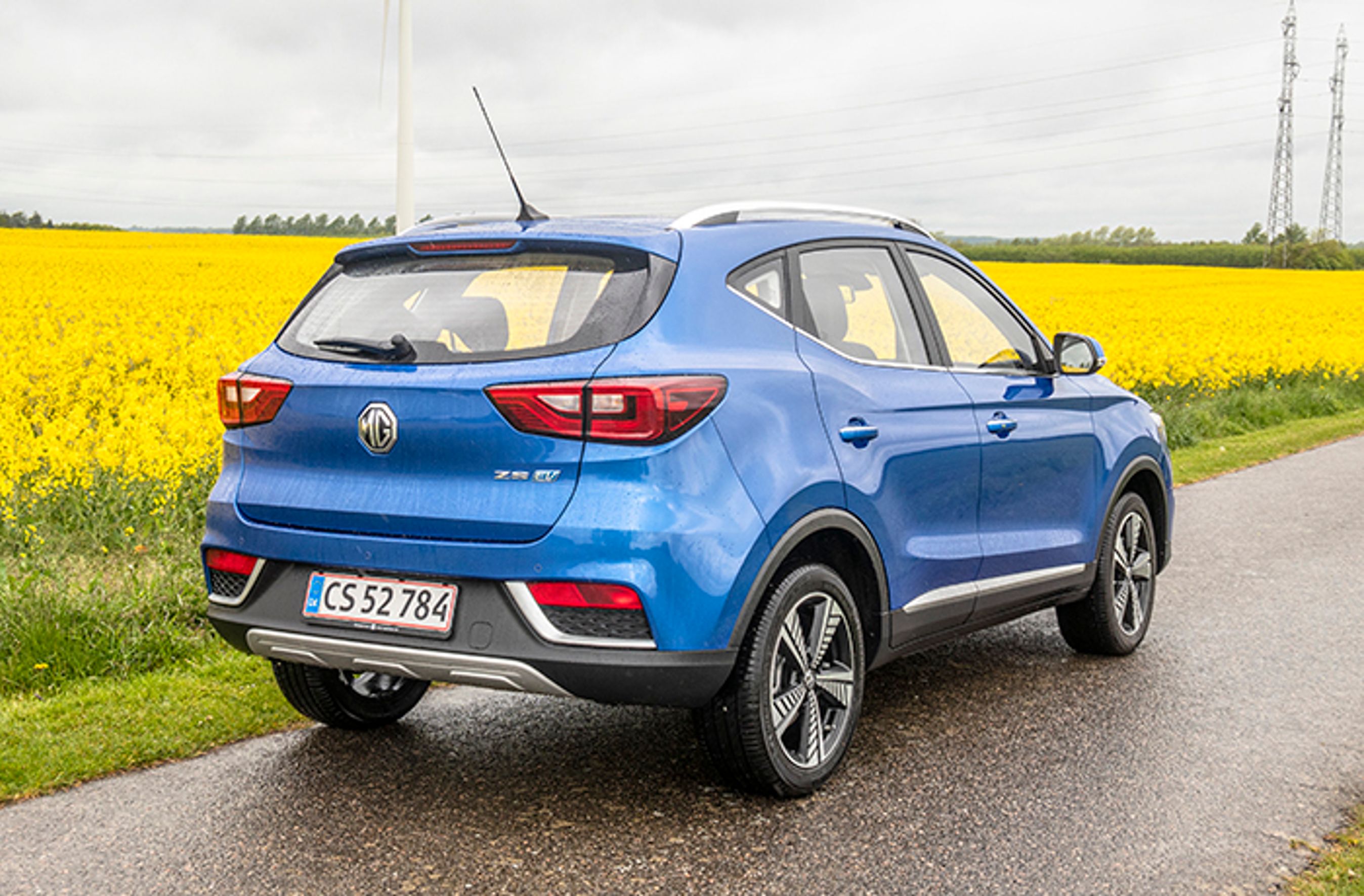 ZS-modellen har tagbøjler som standard og kan monteres med krog, der kan bruges til cykler m.m. Elbilen må ikke trække noget.