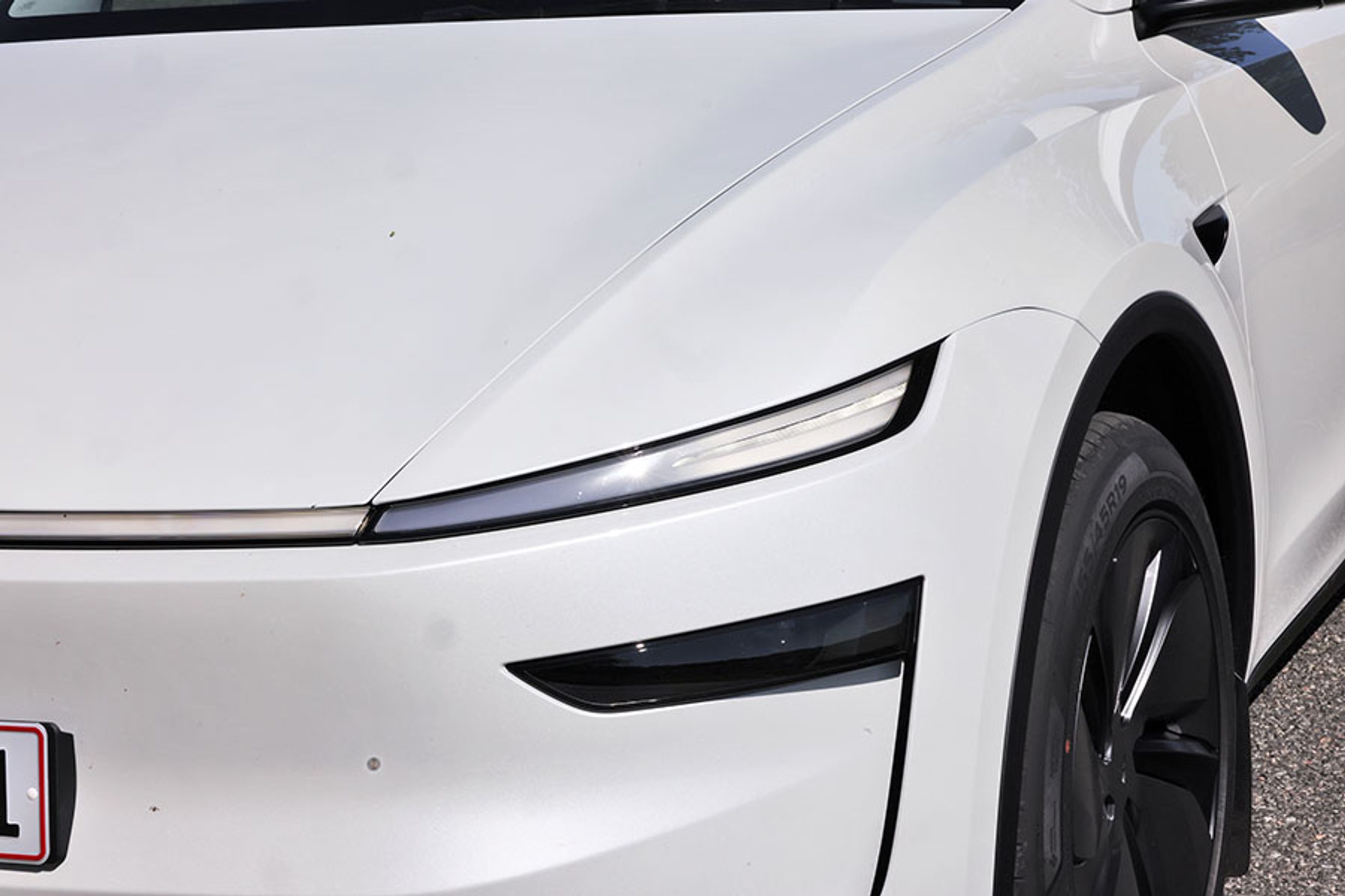 Lyset i forlygterne kommer reelt ikke fra de brede lysbånd, men fra de to forlygter placeret nedenunder. Lyset er godt og spreder bedre end i den gamle Model Y, og den adaptive funktion fungerer godt. Vi oplevede ikke modkørende, som signalerede, at de blev blændet, selvom vi kørte med adaptivt styret fjernlys.