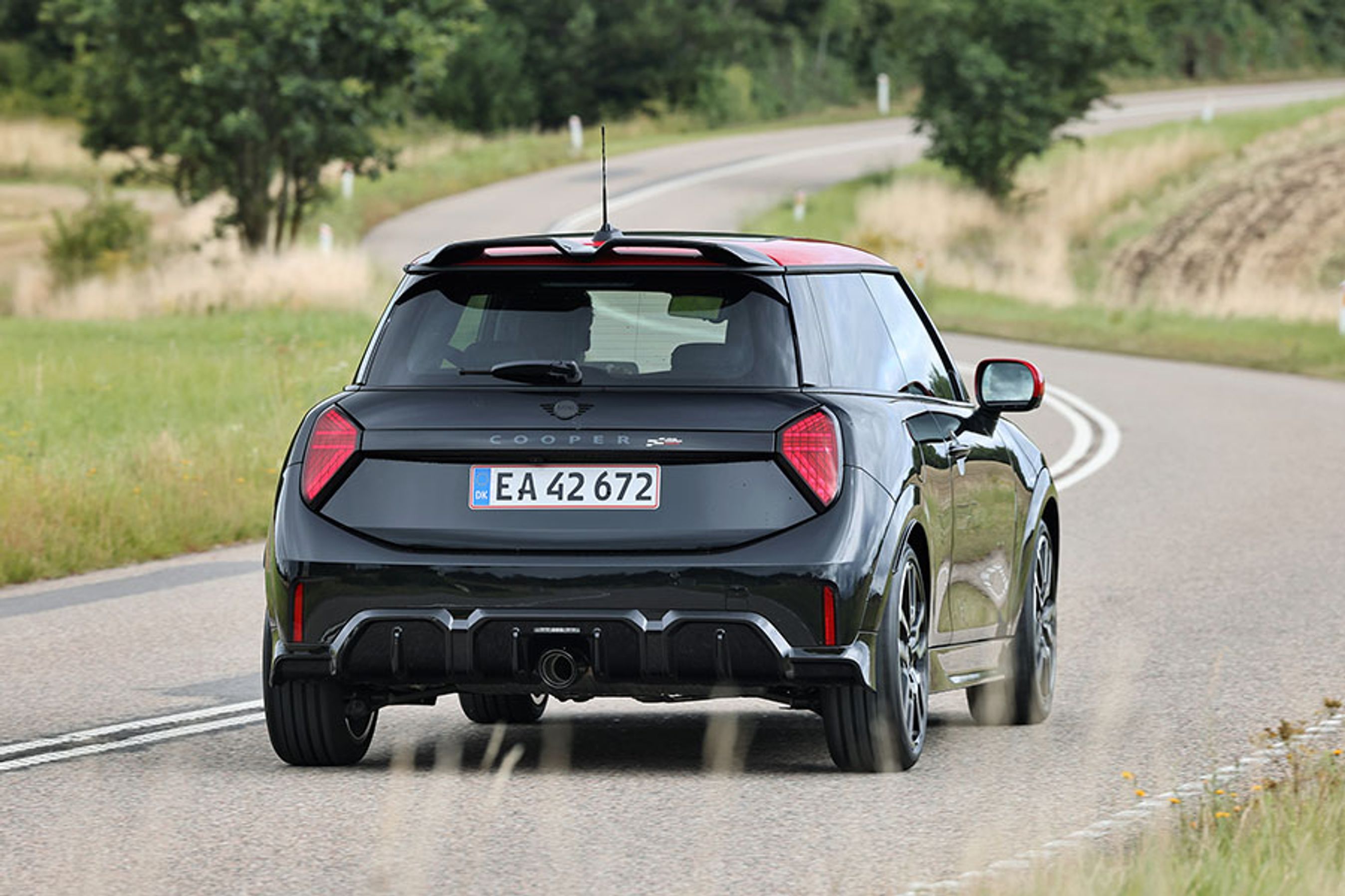 Mini JCW set bagfra, mens den kører gennem vejsving