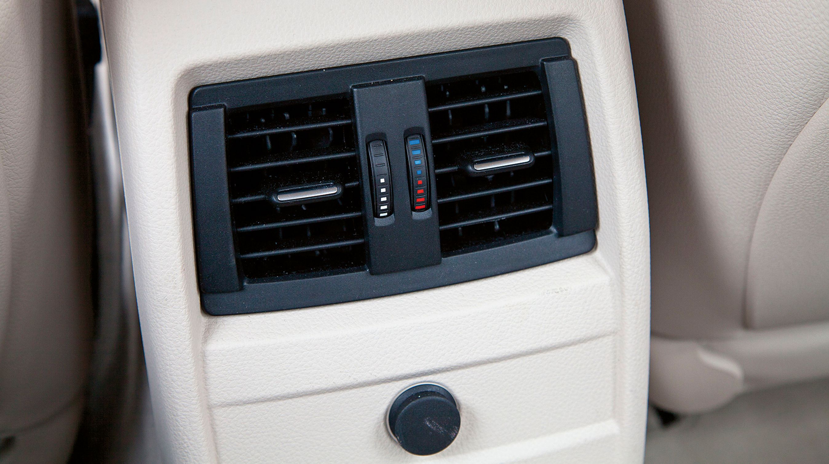 Friskluftdyser ved bagsædet giver godt indeklima, men midterkonsollen optager ret meget plads.