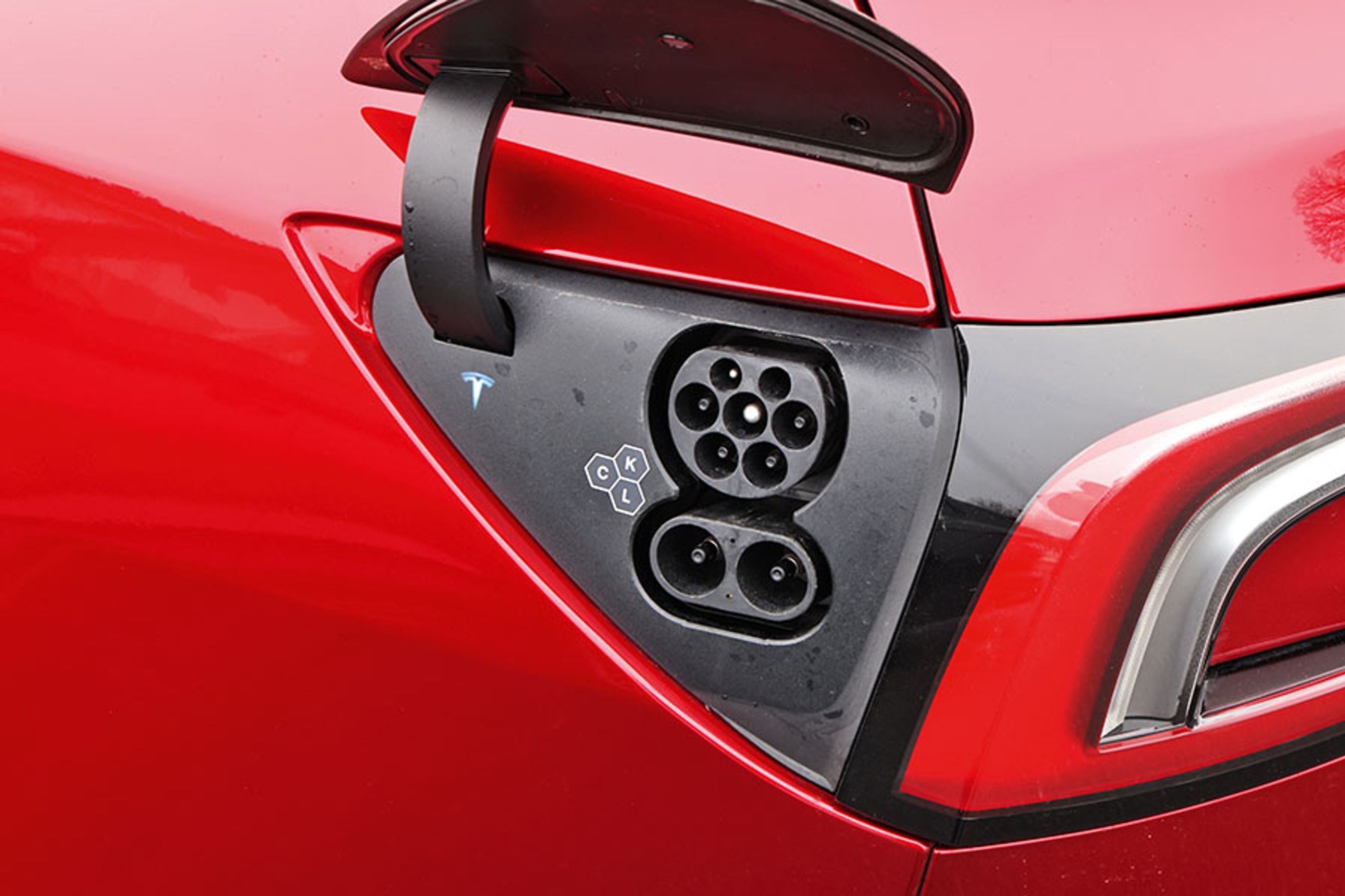 Ladestikket er placeret bag en elektrisk klap, og man kan lade bilen med 11 kW hjemme og op til 170 kW på farten. Forbruget er lavt, og det medfører fine rækkevidder.