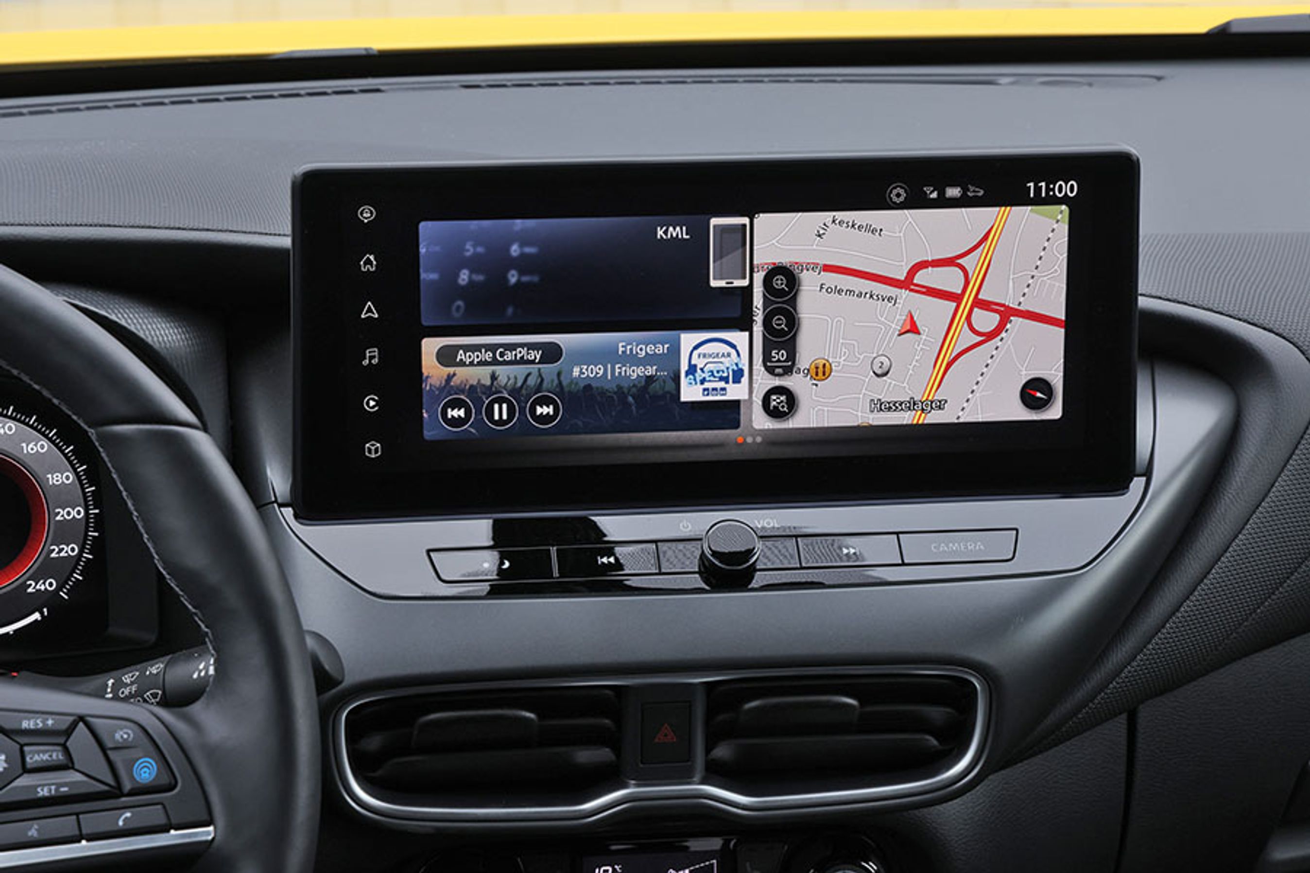 Nissan har i mange år haft skærme, som fremstod lidt kornede og uklare. Den nye generation skærm, som også fås til den større Qashqai, er klar, flot i farverne og reagerer let på tryk. Vi kunne godt ønske os Googles styresystem, som man ser på Renaults modeller.