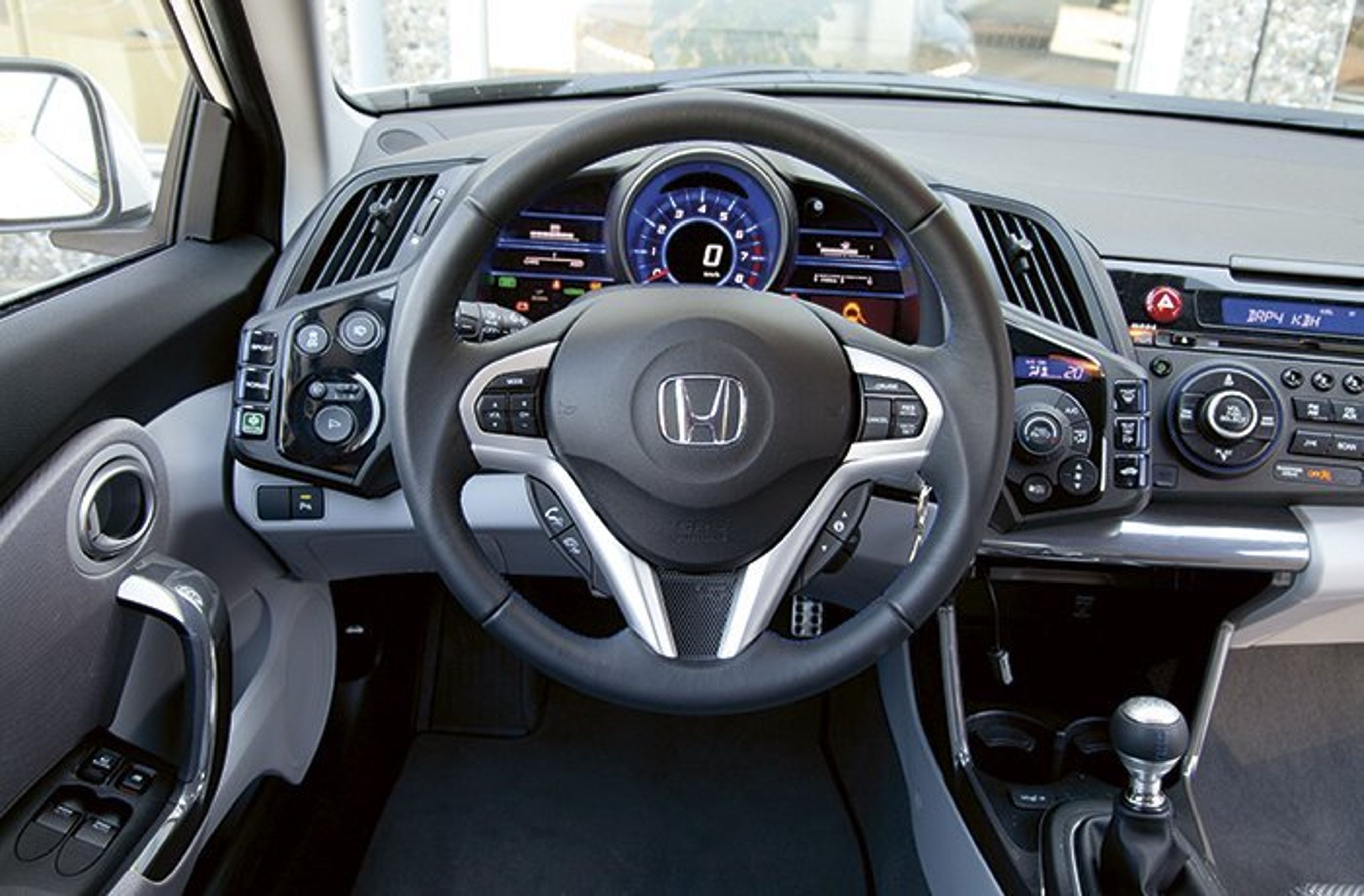 Kabinen er spacy i Honda CR-Z