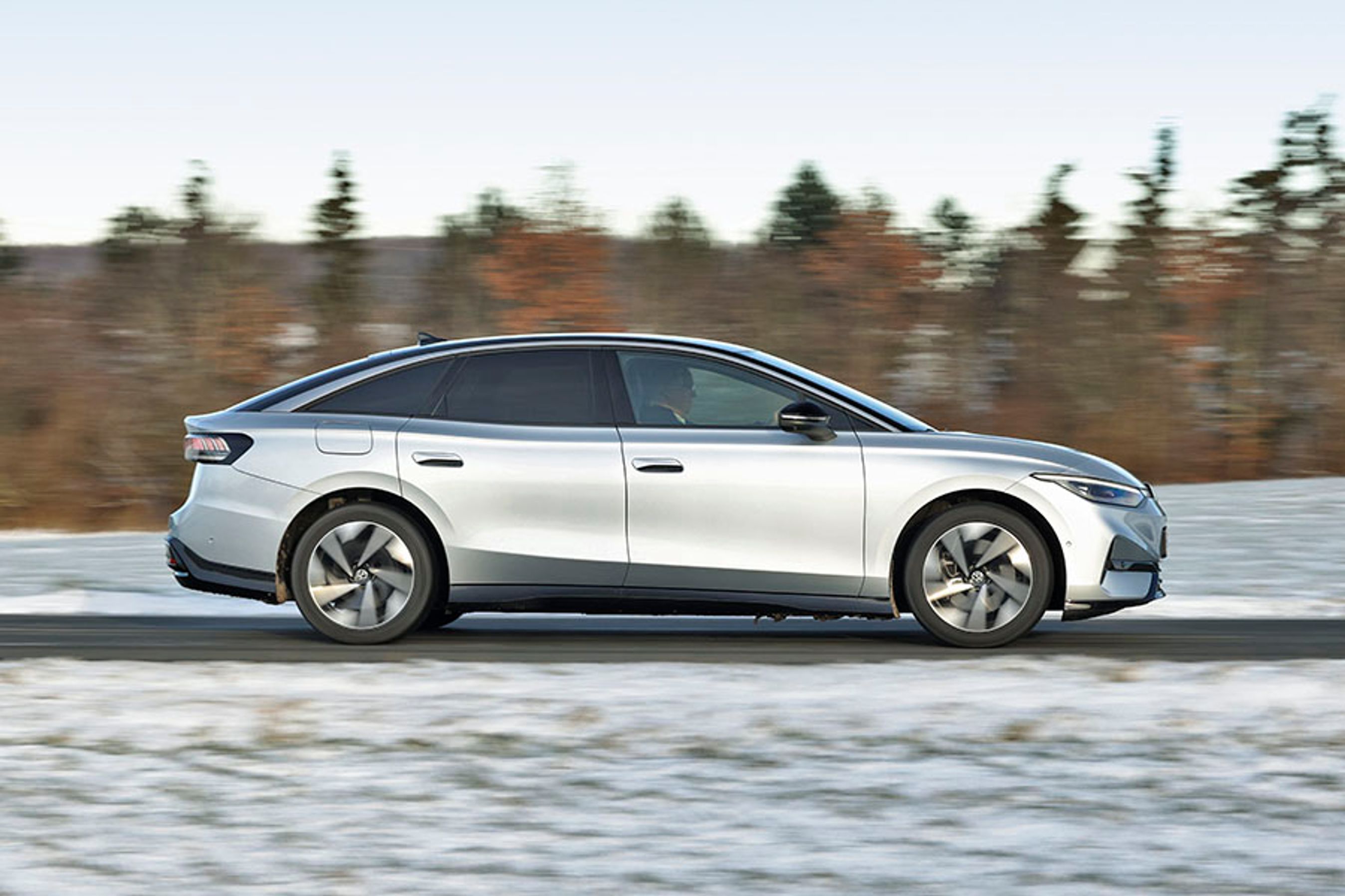 Fra siden ses det tydeligt, at VW ID.7 har en stor og rummelig kabine, der udgør en meget stor del af bilens længde på lige under fem meter. Der er næsten tre meter mellem hjulakslerne, og det giver basis for en rummelig kabine med ekstra god plads ved bagsædet. Senere i år dukker ID.7 også op som stationcar.