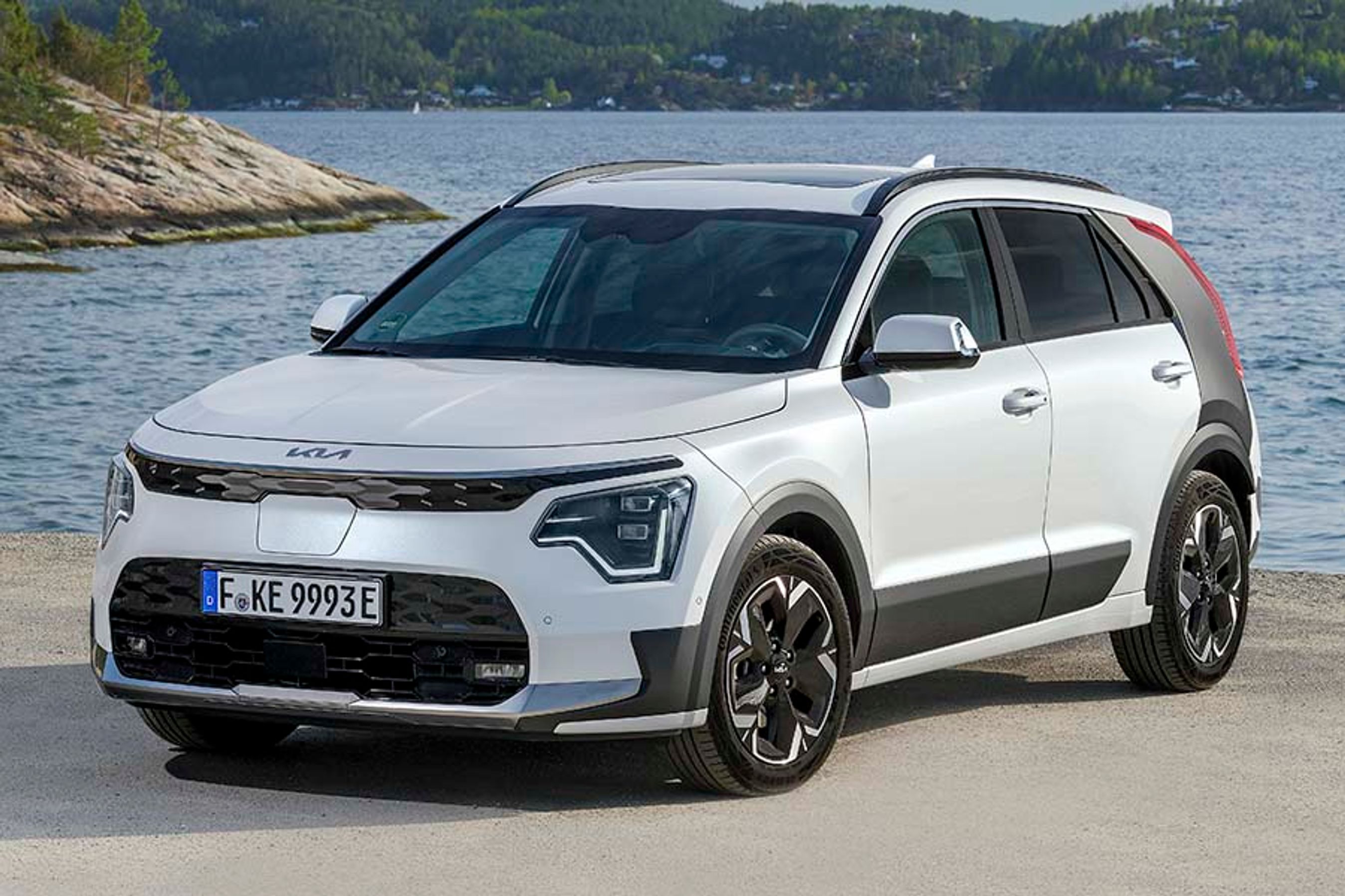 Kia Niro EV slipper i den nye generation for den besynderlige ’elbil-front’, som første generation blev udstyret med. Nu har de tre varianter næsten samme front.