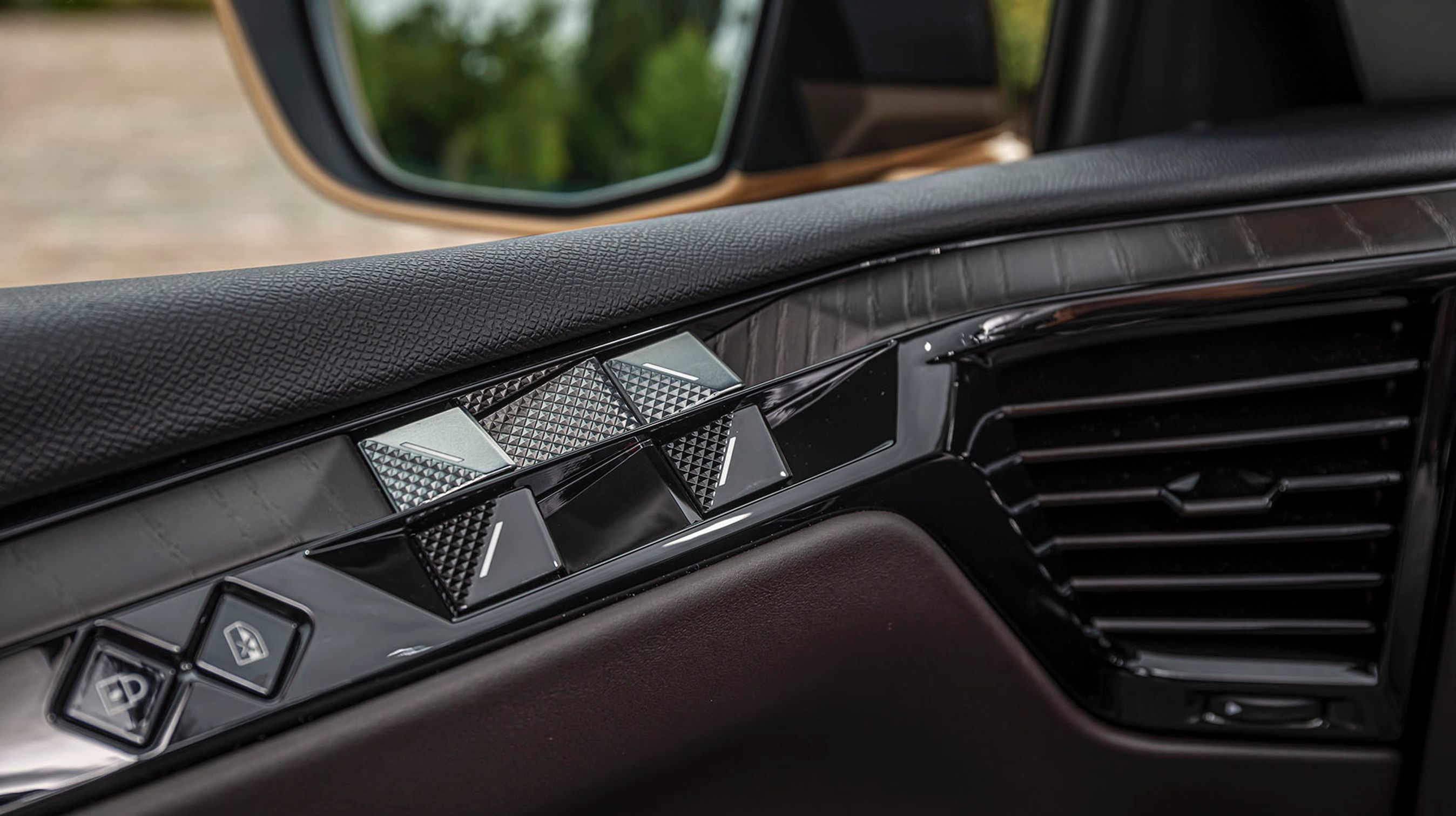 I førerdøren er kontakterne til elruderne placeret under rudekanten. Også her er der kælet for detaljerne.