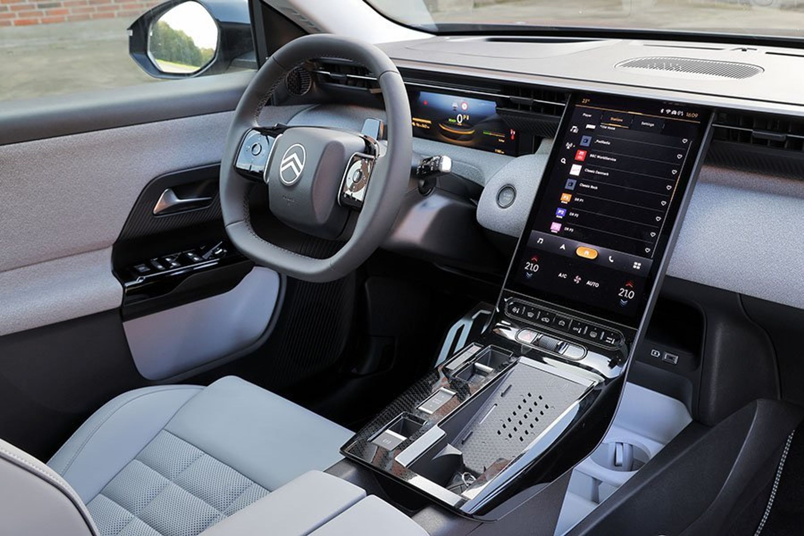 Førerpladsen i en Citroën ê-C5 Aircross