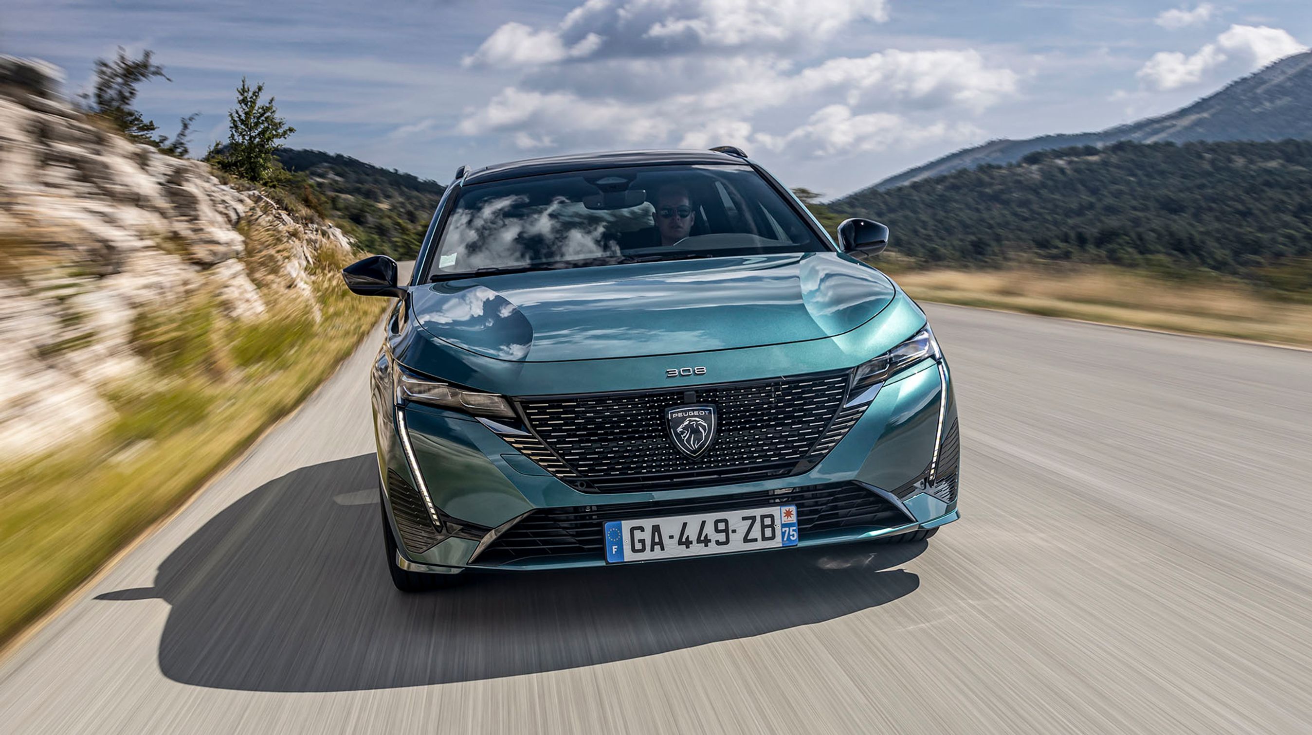 Topudgaven her på billedet har adaptive LED-forlygter, hvor lyskeglen indstiller sig efter trafikken. En radar til bl.a. nødbremsen er gemt bag løve-logoet i midten.