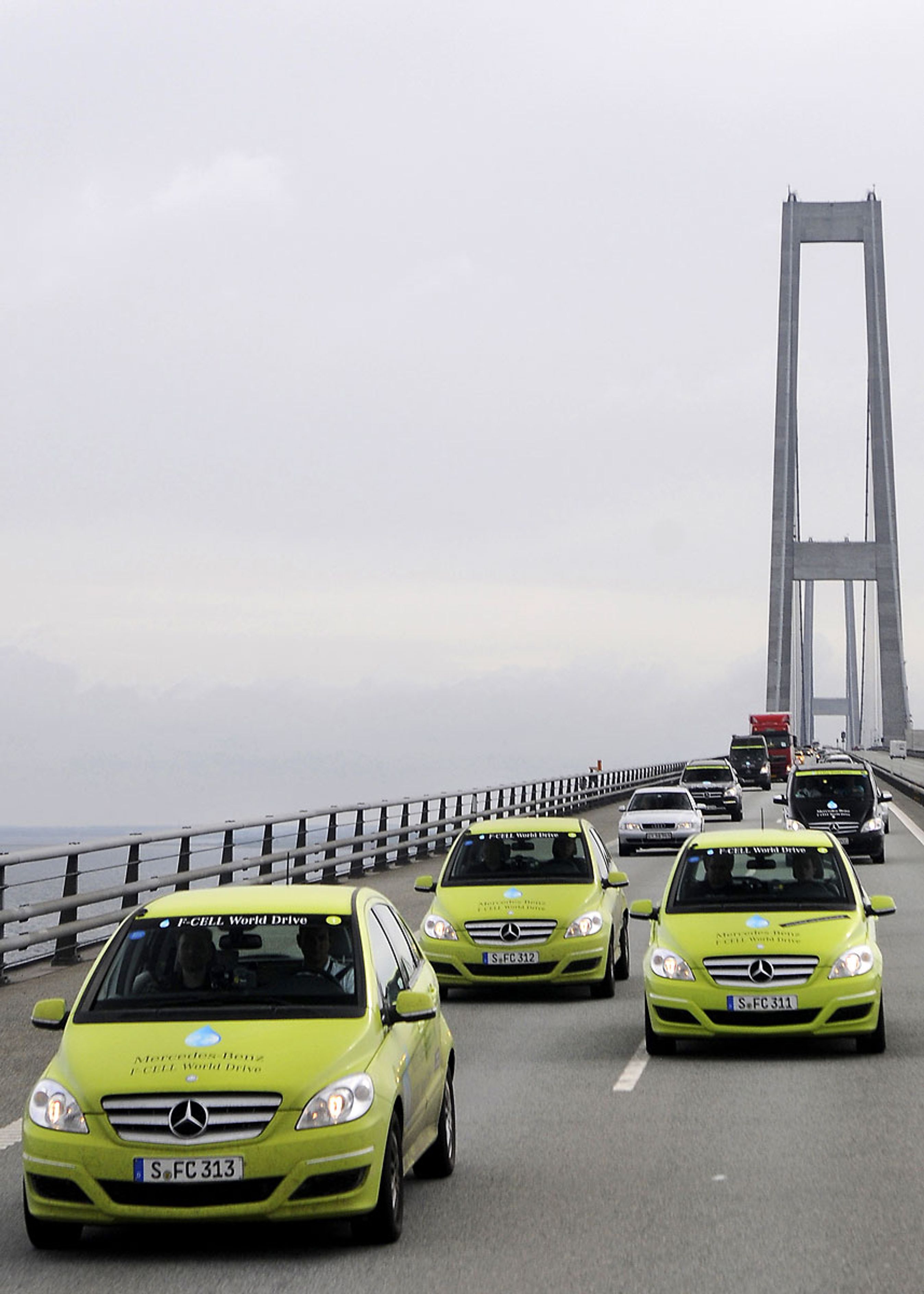 Tre brintdrevne B-klasser passerer Storebæltsbroen i juni lige før deres jordomrejse er slut. 