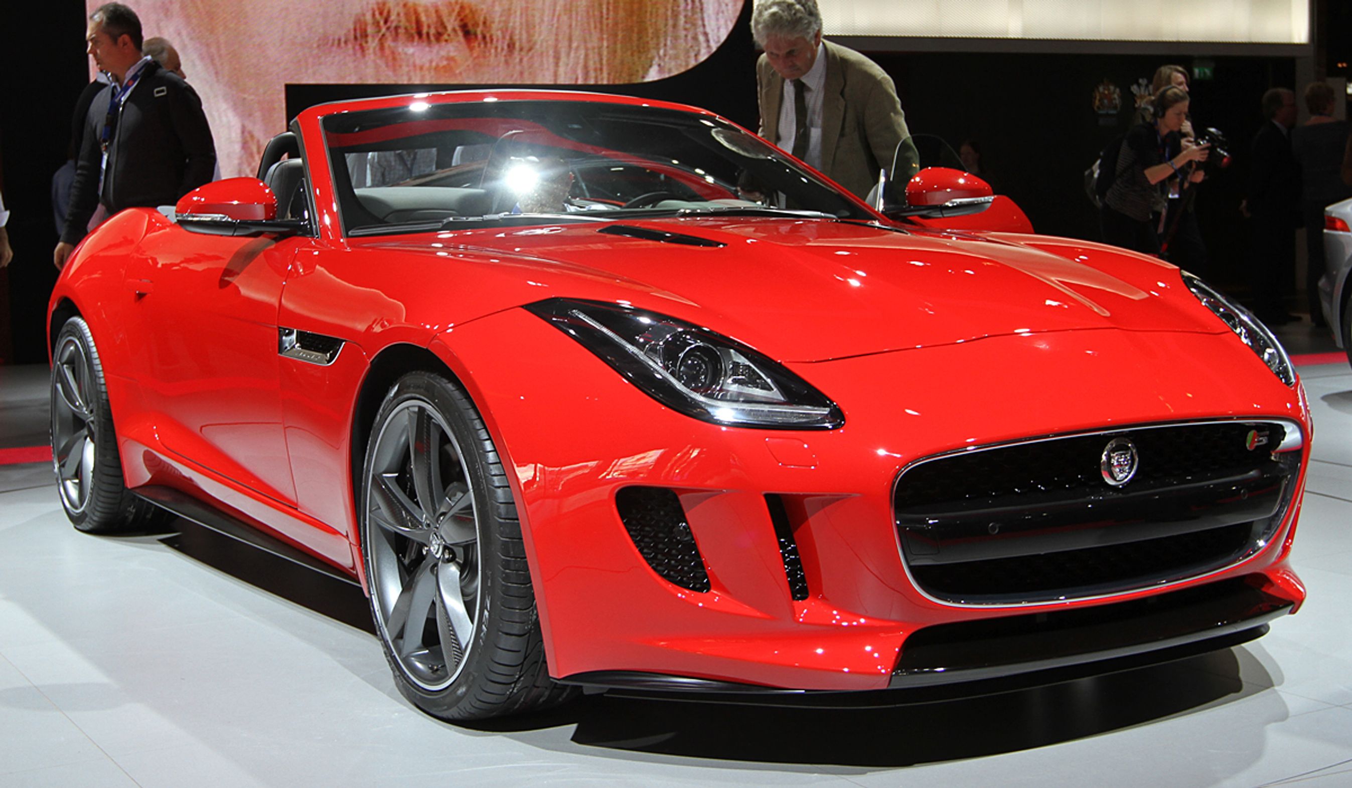 Jaguar F-Type stråler på Paris-udstillingen.