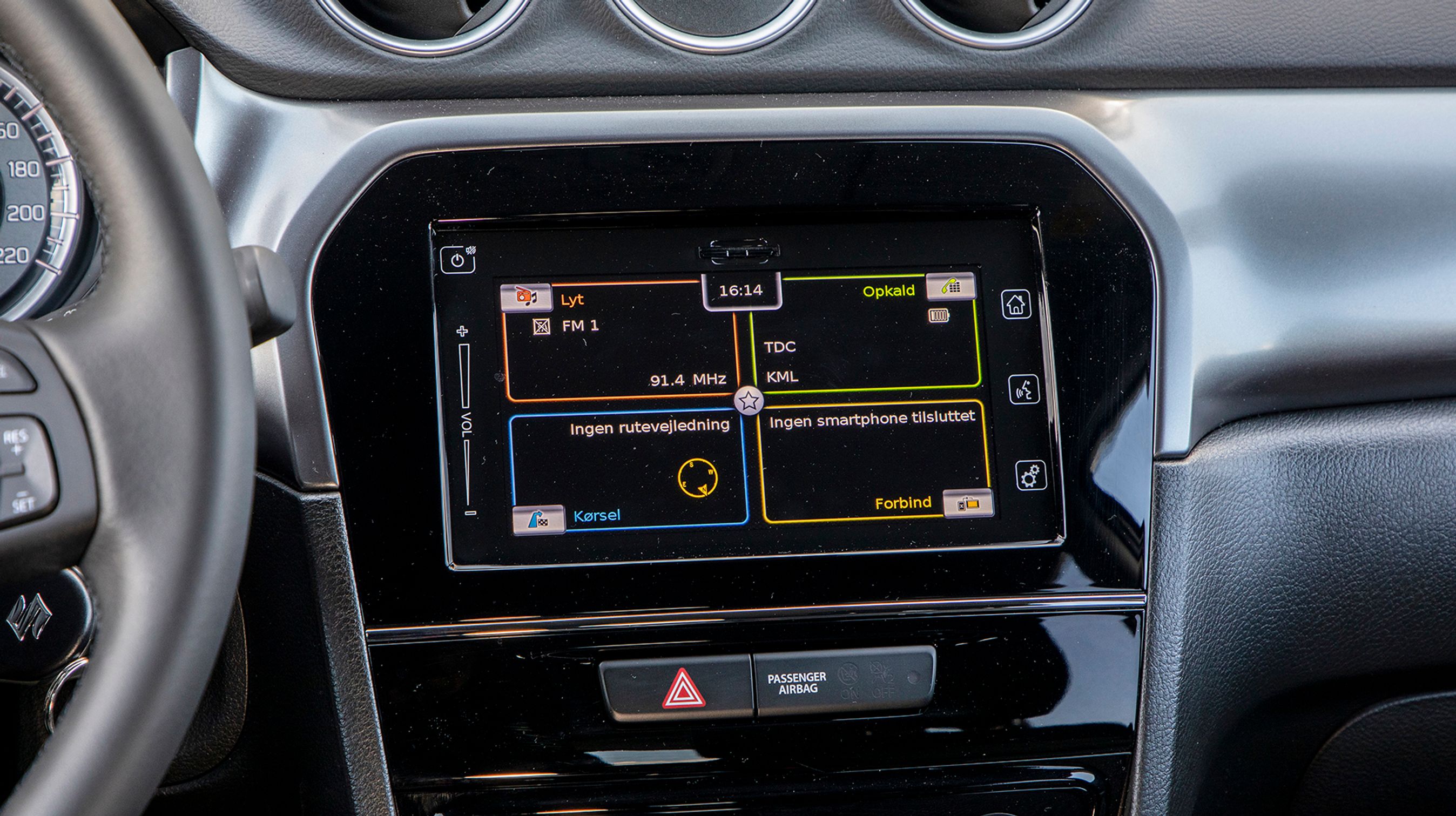 Skærmen i midten har mange funktioner, men det tager tid for den at skifte mellem dem. Det kunne helt klart være bedre.