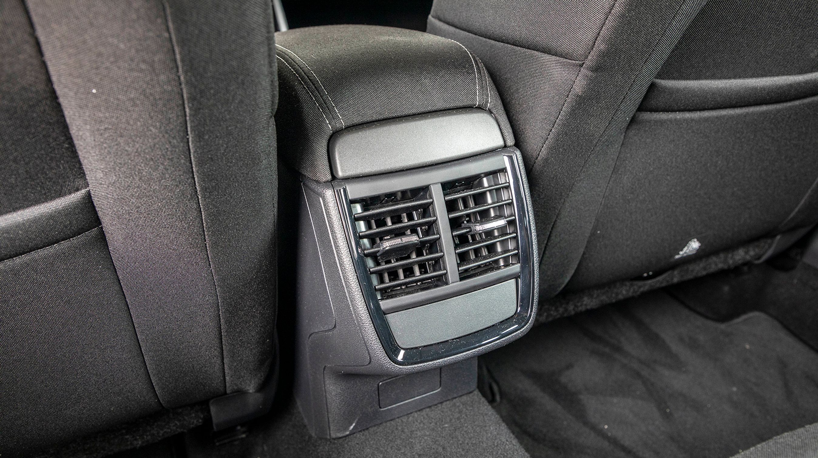 Bagsædet byder på overraskende god plads til både knæ og hoved. Friskluftdyserne mellem forsæderne bidrager til, at det rart at opholde sig deromme.