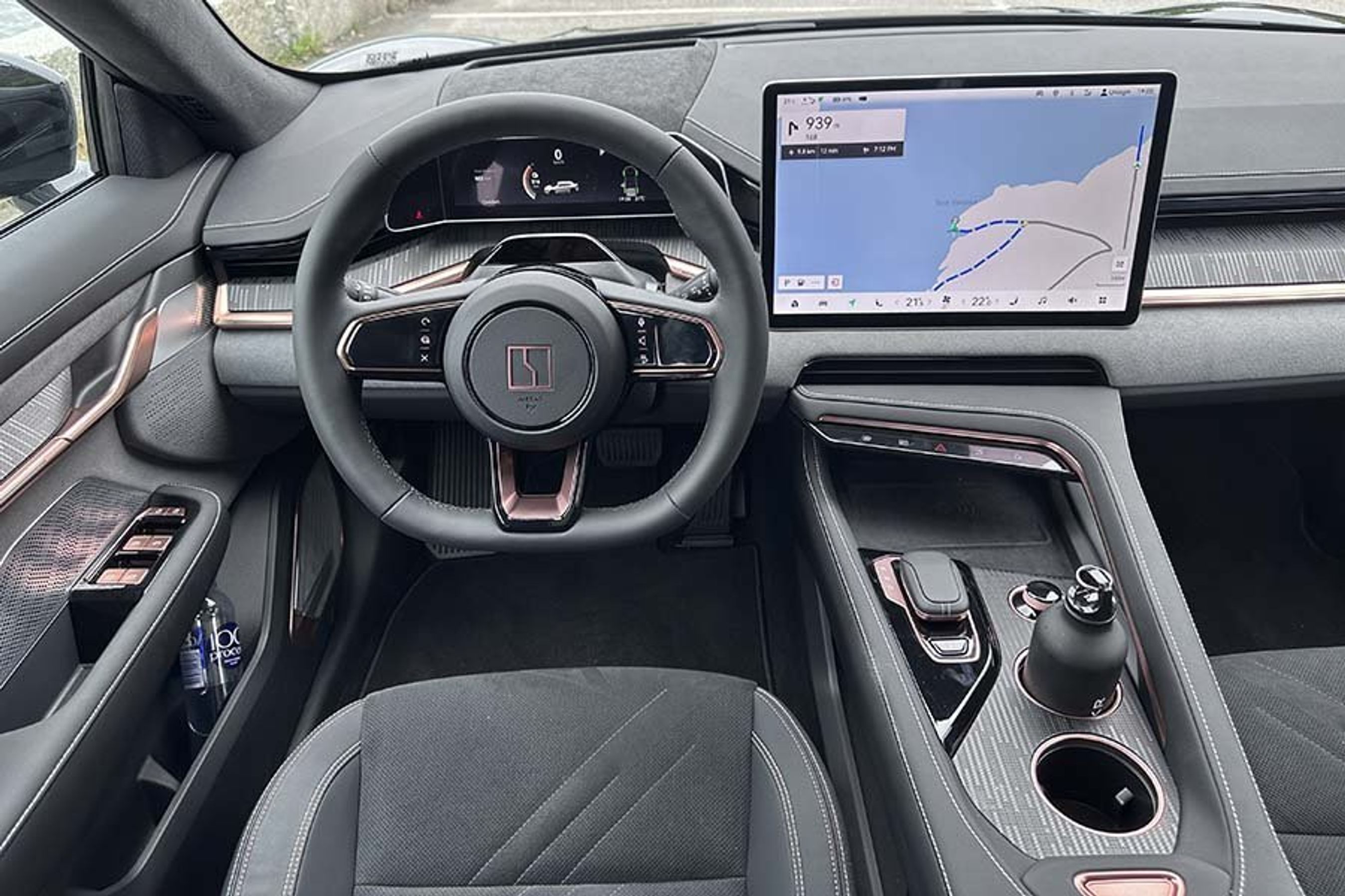 Kabine med stor skærm i elbilen Zeekr 001