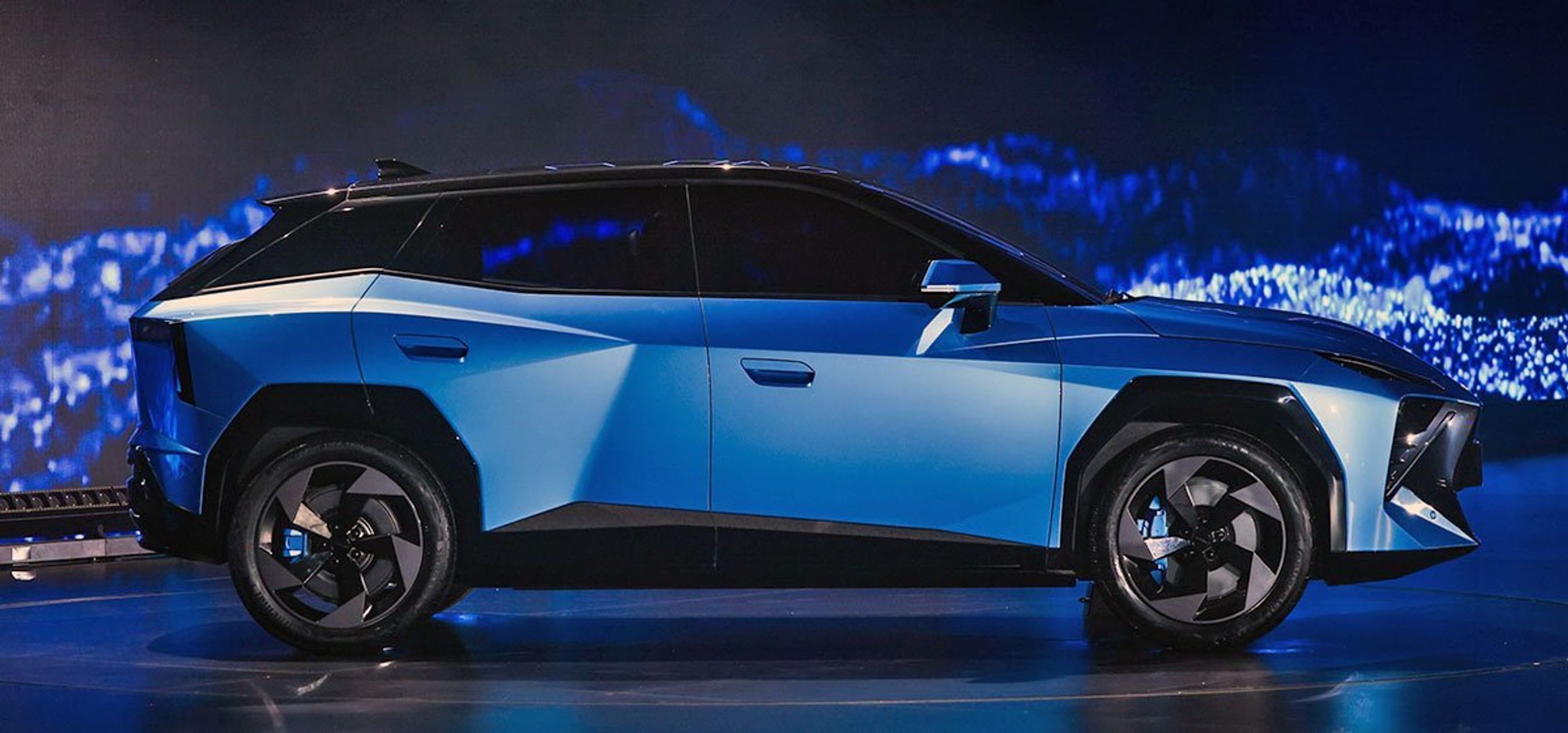 Blå Omoda 3 profil. 