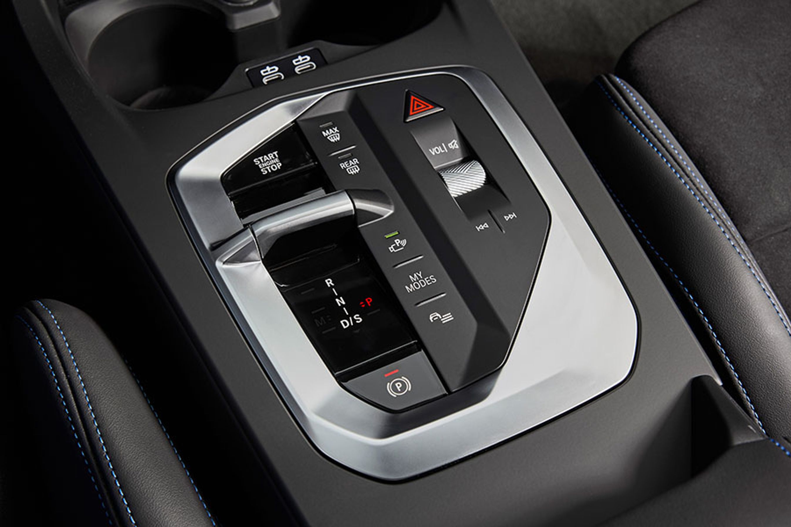 Der er hele tiden udvikling i måden, bilerne betjenes på. I den seneste generation af denne BMW får du denne lille vippekontakt som gearvælger. Den er nem at betjene uden at fjerne øjnene fra trafikken.