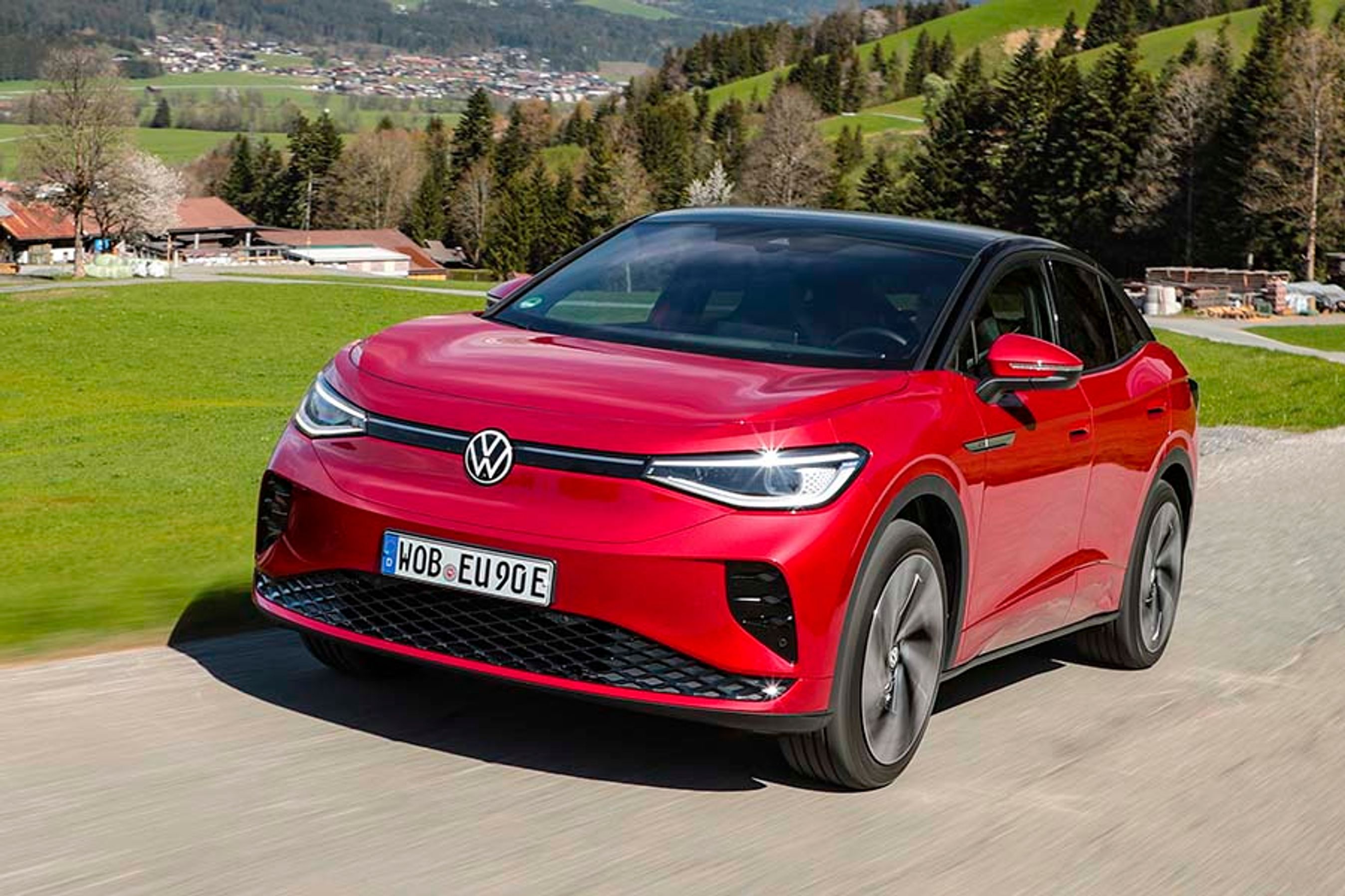 Forfra er det ikke til at se forskel på tvillingerne ID.4 og ID.5. Begge fås desuden med sortlakeret tag og i den firehjulstrukne ’GTI’-udgave, GTX.