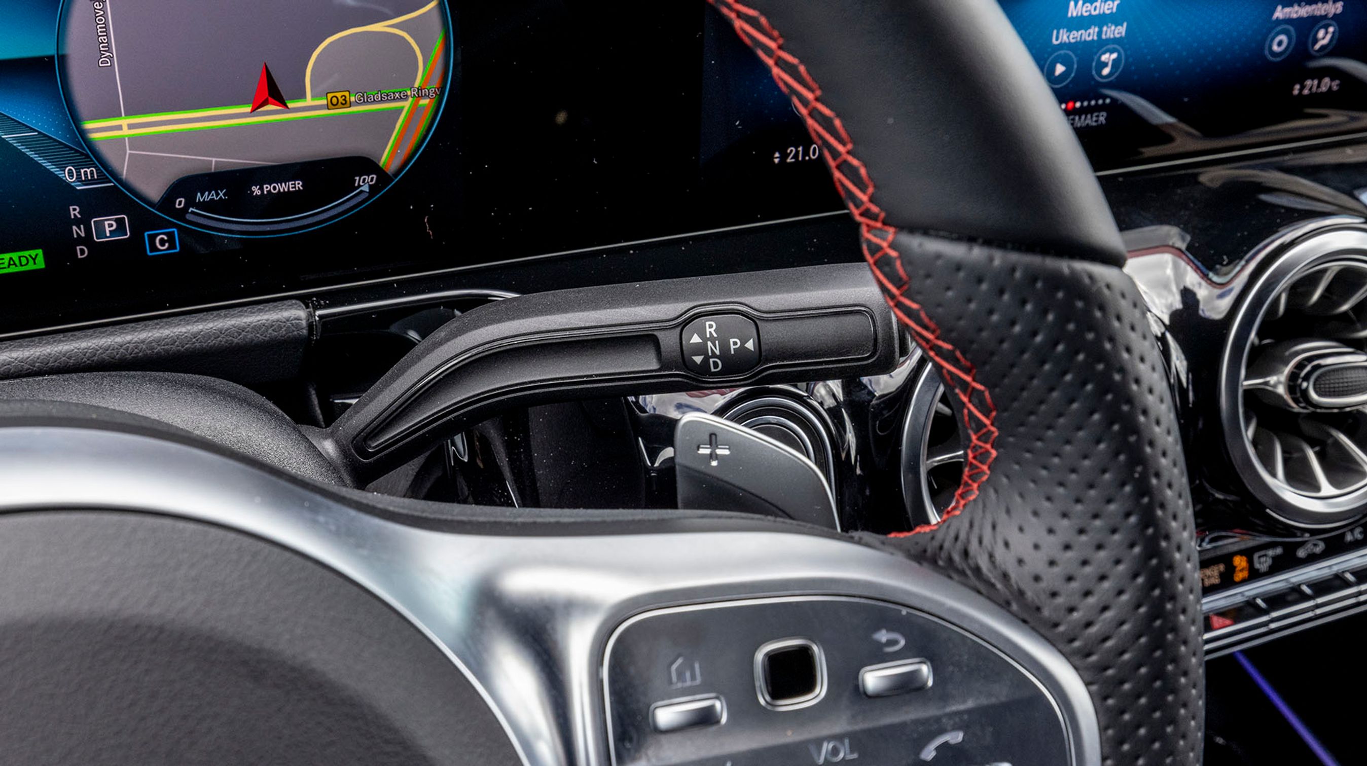 Gearvælgeren er udformet som en stilk bag rattet. Det er en meget fin løsning, som man meget hurtig bliver dus med. Skiftegrebene bag rattet justerer elmotorens rekuperation.