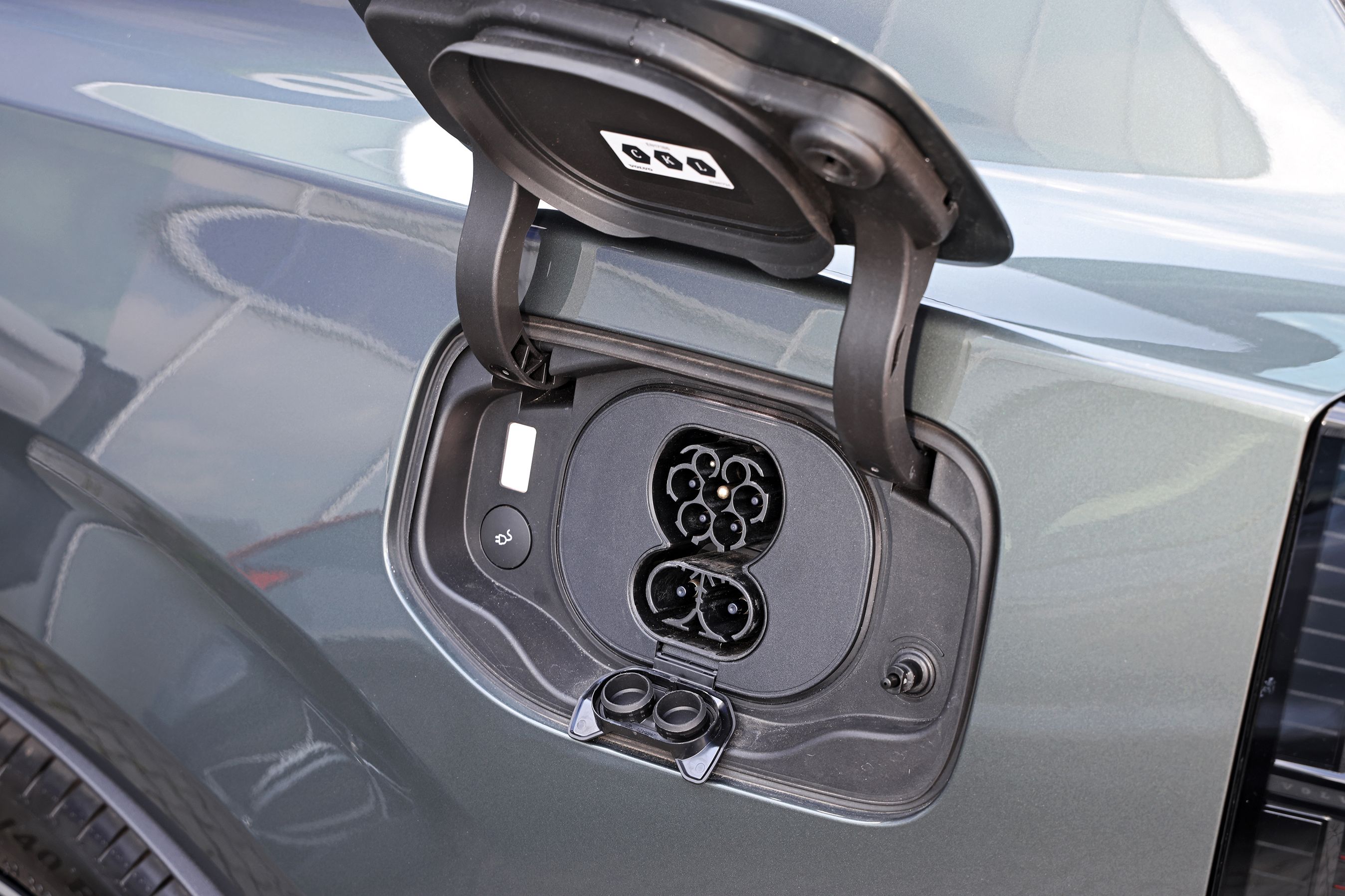 Volvo EX60: Åbent ladestik til AC- og DC-opladning på bilens sidepanel