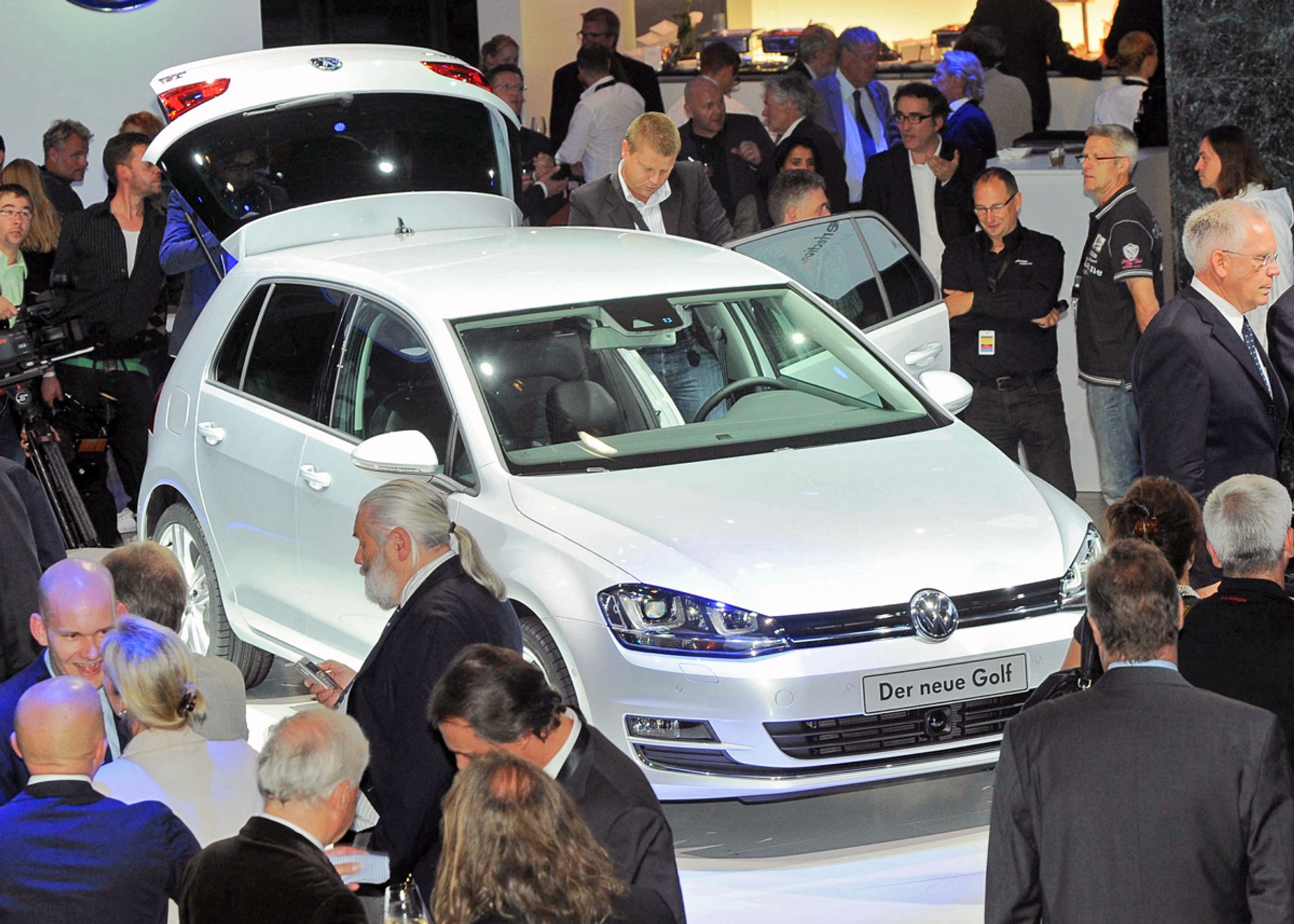 Den helt nye VW Golf blev præsenteret for hele verdenspressen ved et spektakulært show i Berlin tirsdag aften.