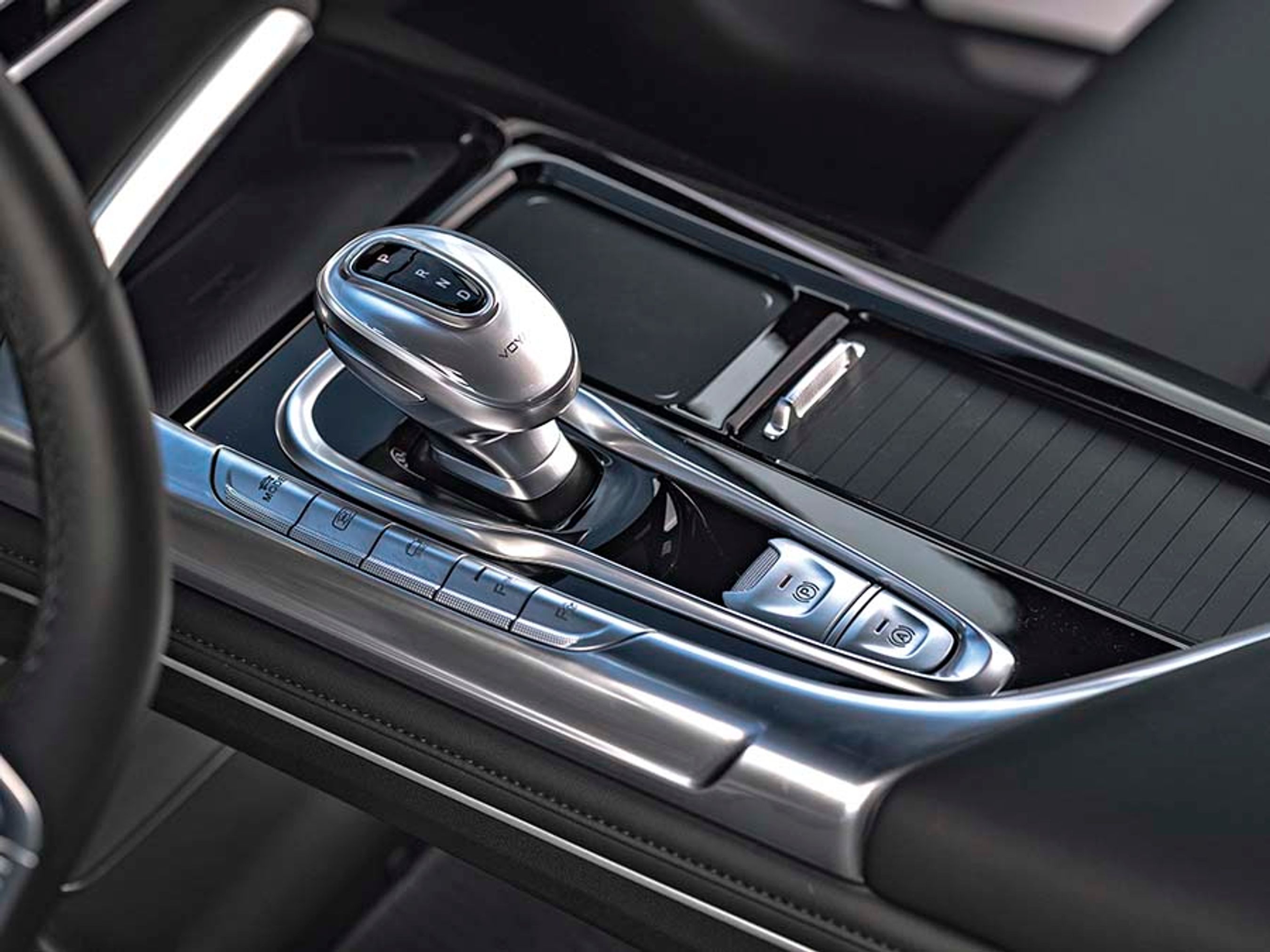 En af de få ting, som ikke virker helt lækker at betjene, er pudsigt nok gearvælgeren. Den fungerer fint, men giver ikke en mærkbar luksusfornemmelse, når du skifter gear. 