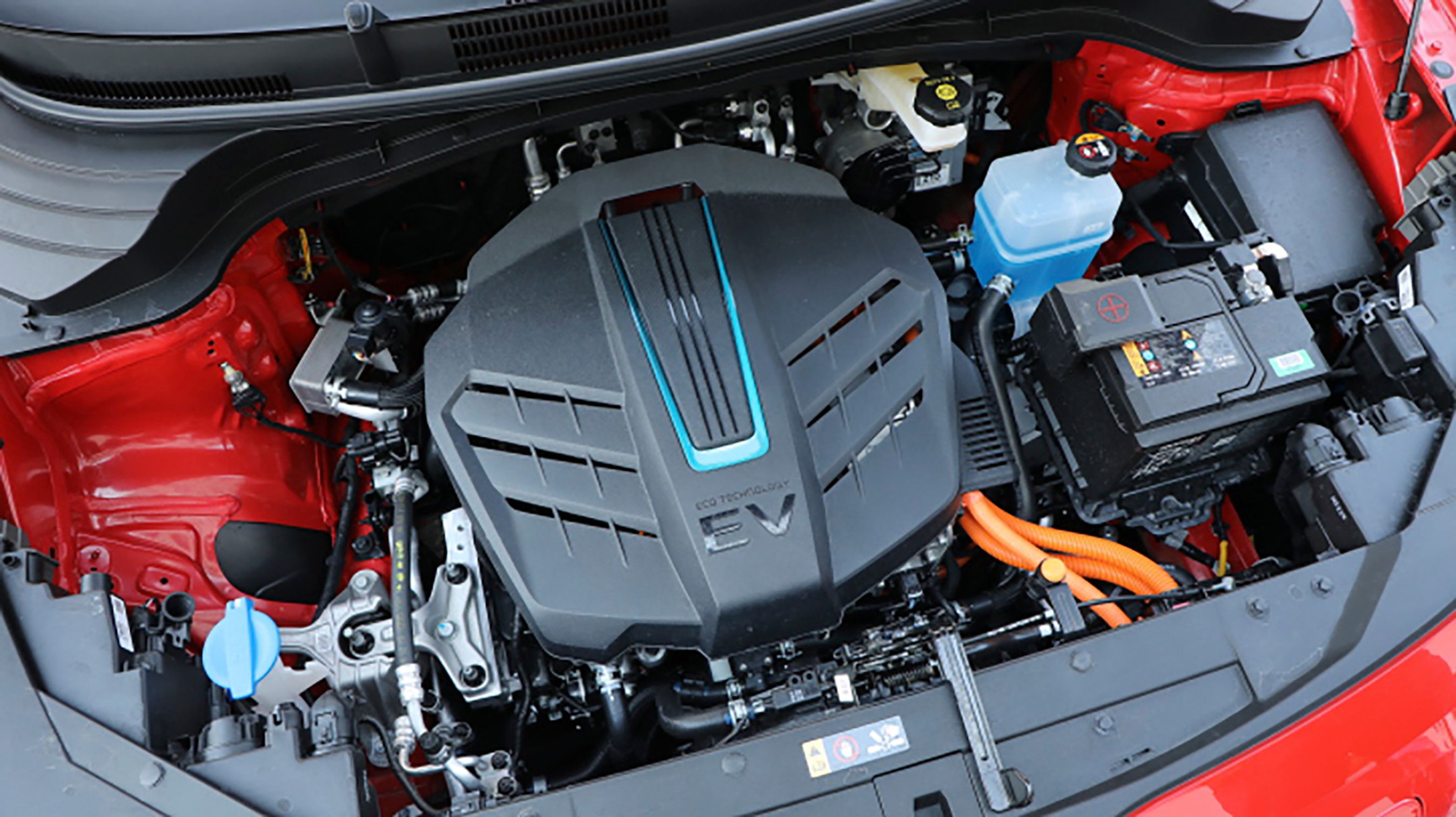 I motorrummet er det svært at se, at dette er en elbil. Elmotoren trækker på forhjulene.