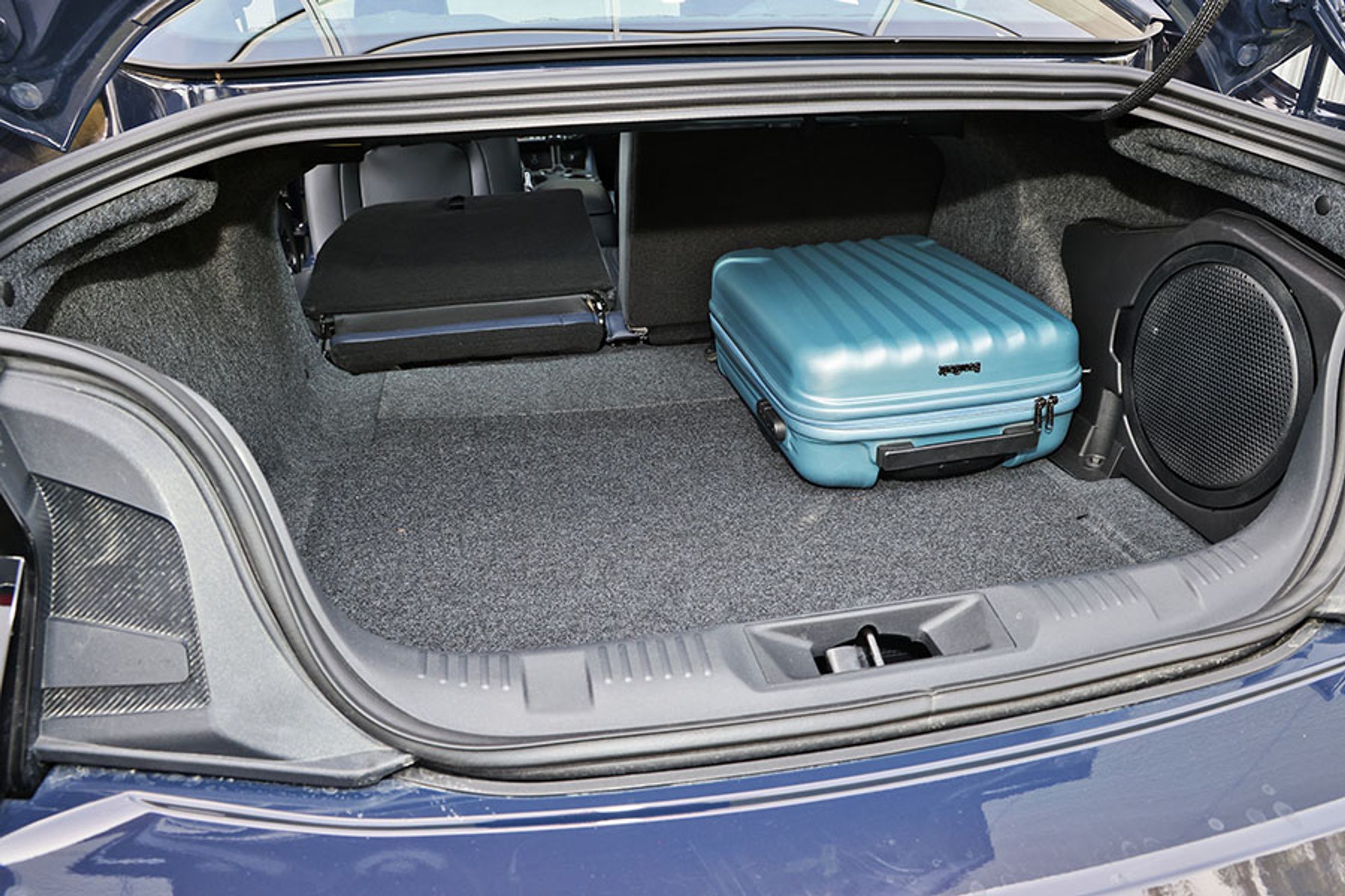 B&O-anlægget kræver en stor subwoofer, så den finder du ikke overraskende i bagagerummet. Selve adgangen derom er ikke imponerende, og der er kun 381 liter plads til rådighed. Dog kan bagsæderne lægges ned, hvis man har noget lidt længere, der skal med på tur. 