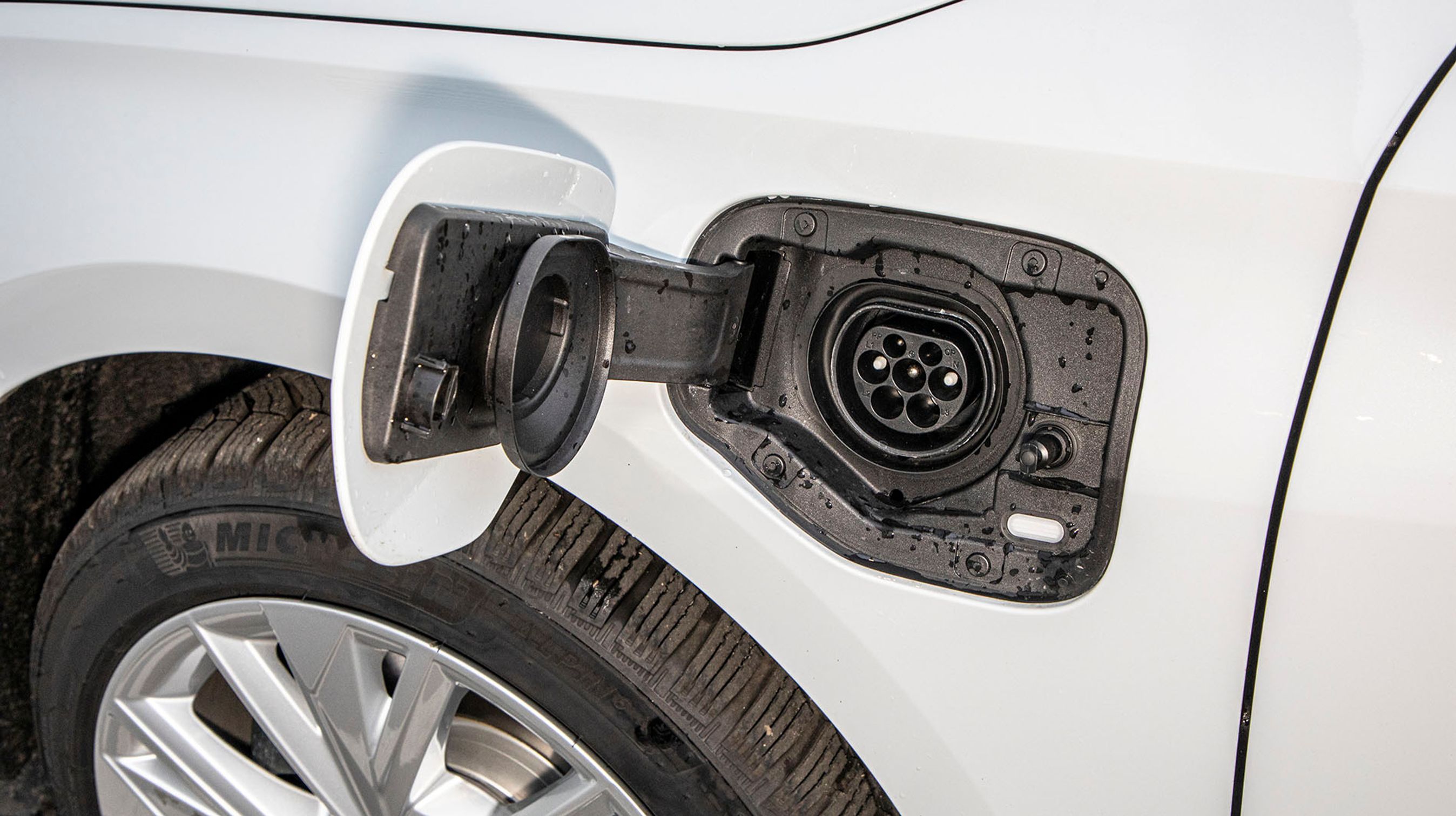 Batteriet er på 13 kWh, og A3 40 TFSI e kan højst lades med 3,6 kW via en ladeboks. Så tager en opladning fire timer, mens det kan det tage tæt på det tre-dobbelte, hvis man bruger en nødlader. Ladestikket sidder på venstre forskærm. 