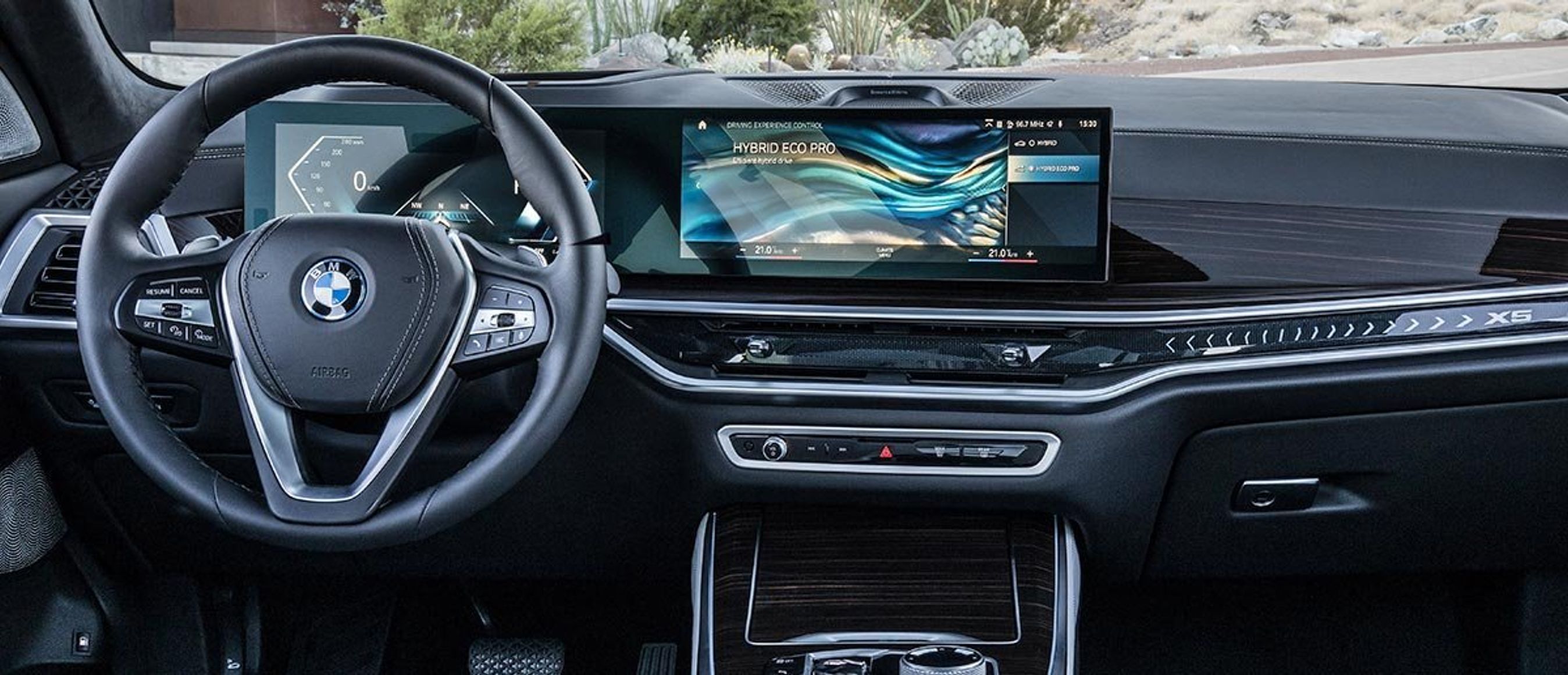 Førerpladsen i X5.