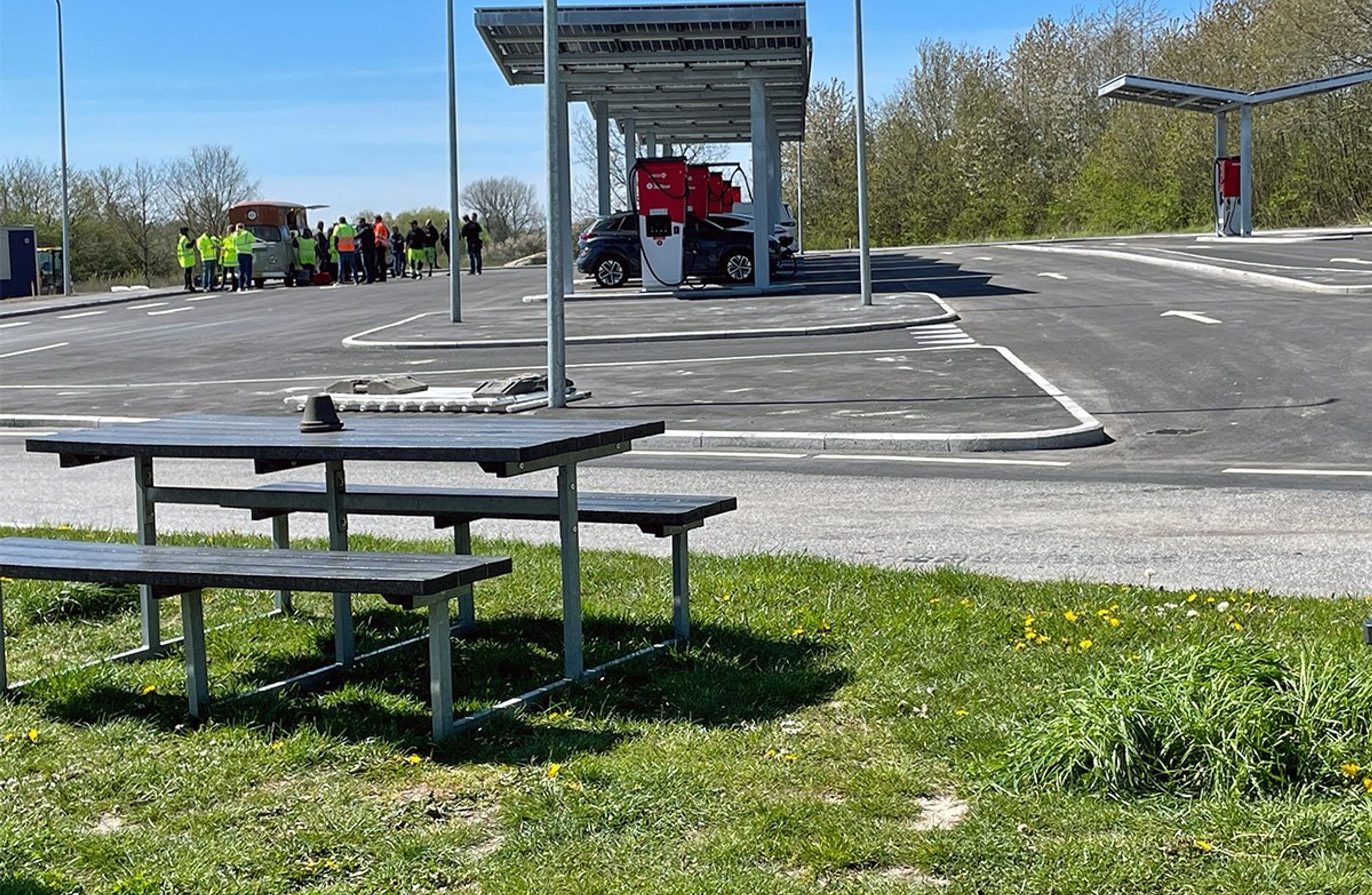 Borde og bænke ved ladepladserne.