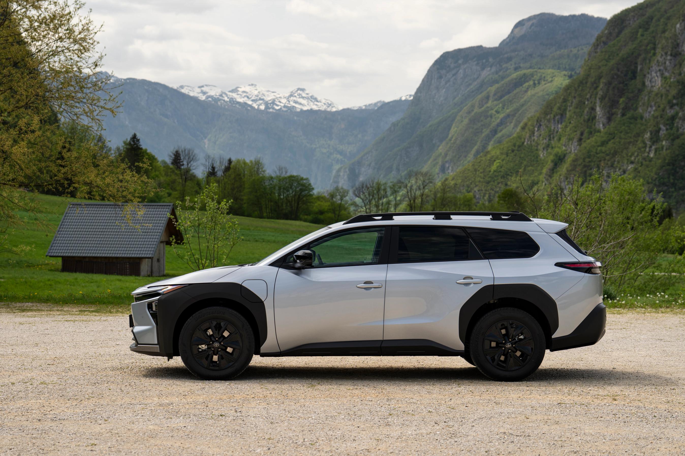 Toyota bZ4X Touring set fra siden
