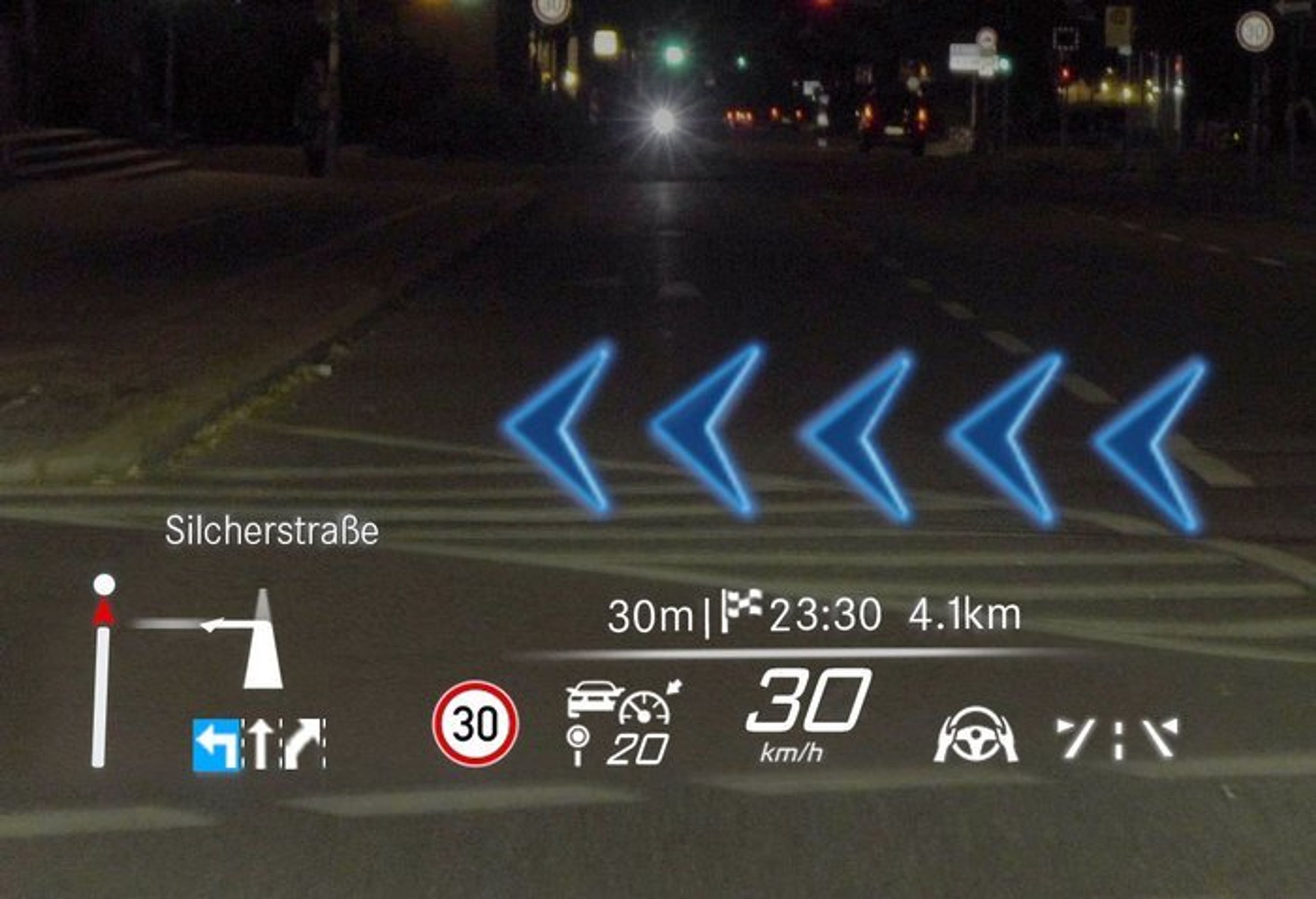 S-klassens headup-display er udvidet med det, der kaldes 'augmented reality', hvor hvor symbolerne ser ud til at være ude i virkeligheden.
