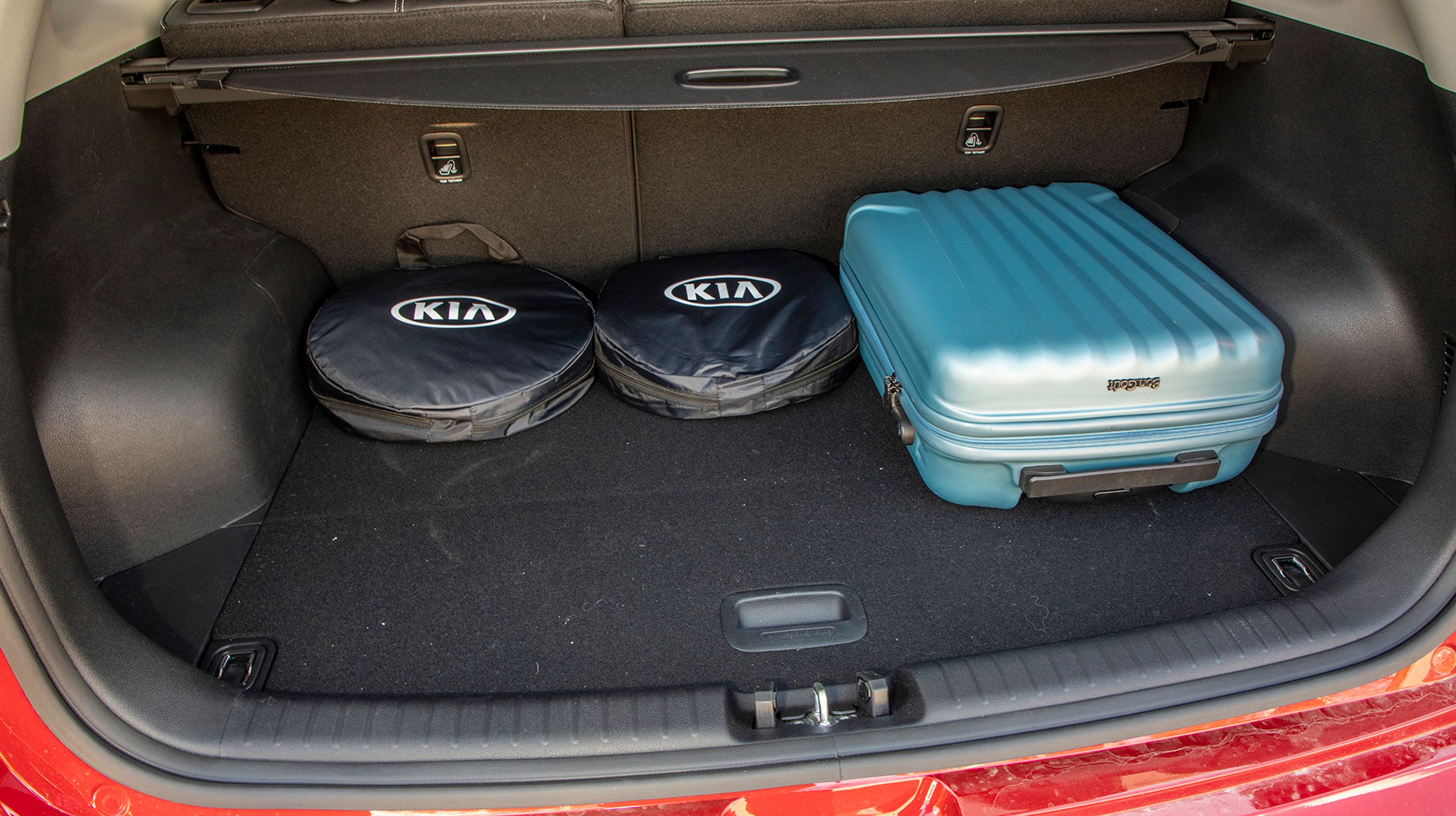 Bagagerummet rummer 451 liter, hvilket lyder af mere, end det ser ud. Et par ladekabler optager endda noget af pladsen.