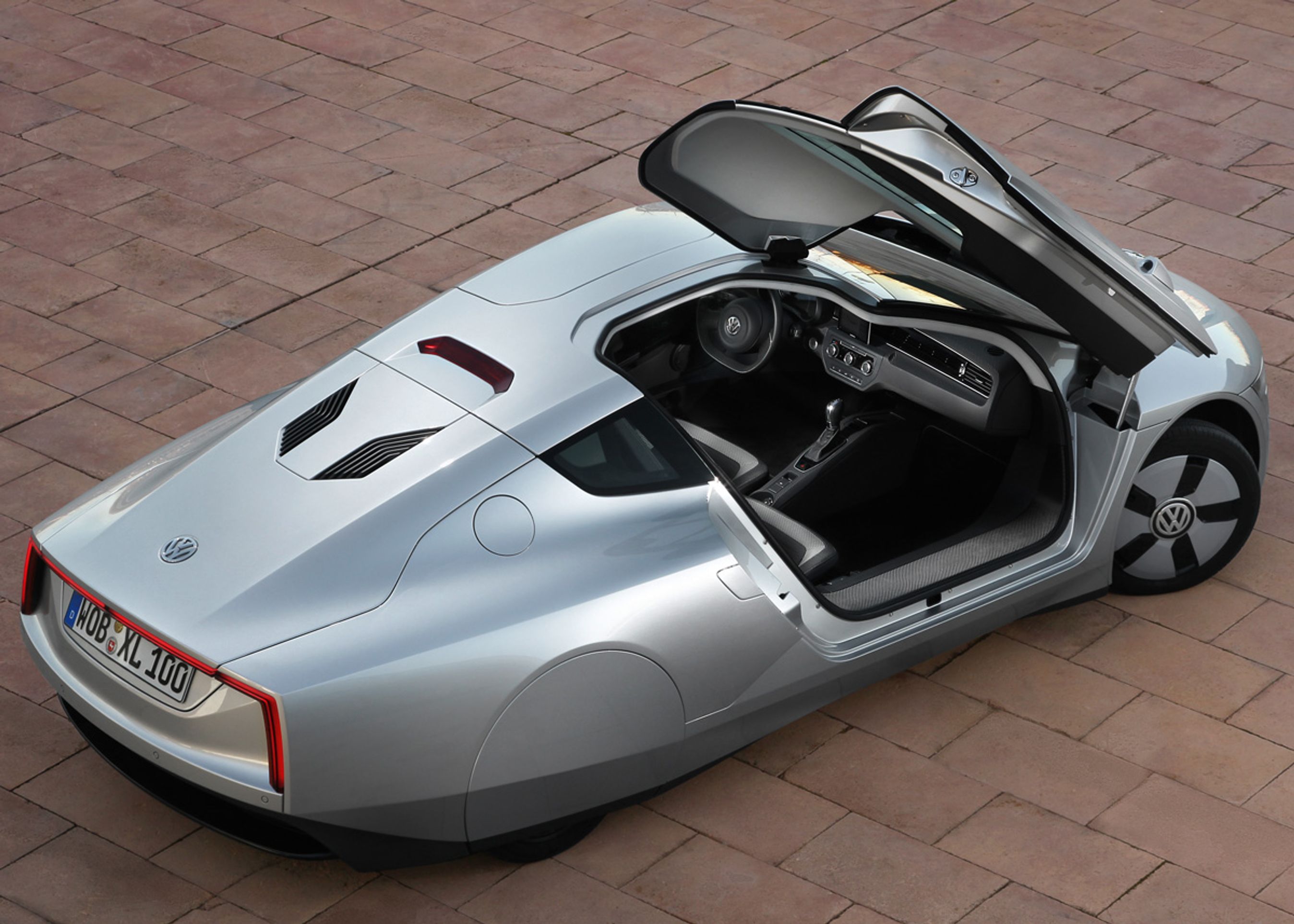 Dørene åbner opad, så ind- og udstigning er lige så let som i en almindelig bil. I de første prototyper skulle man kravle ind.