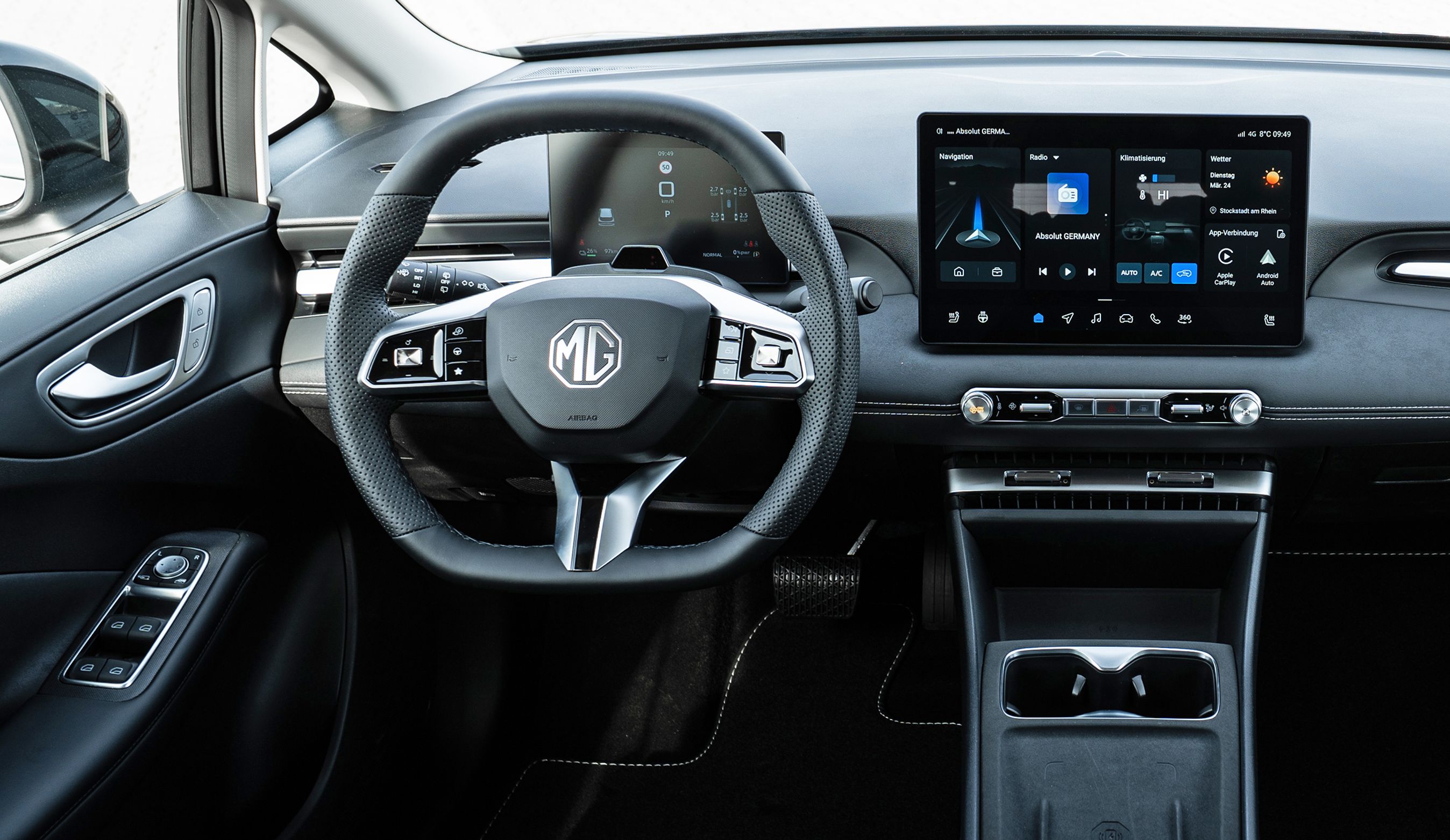 Førerpladsen i MG 4 Urban.