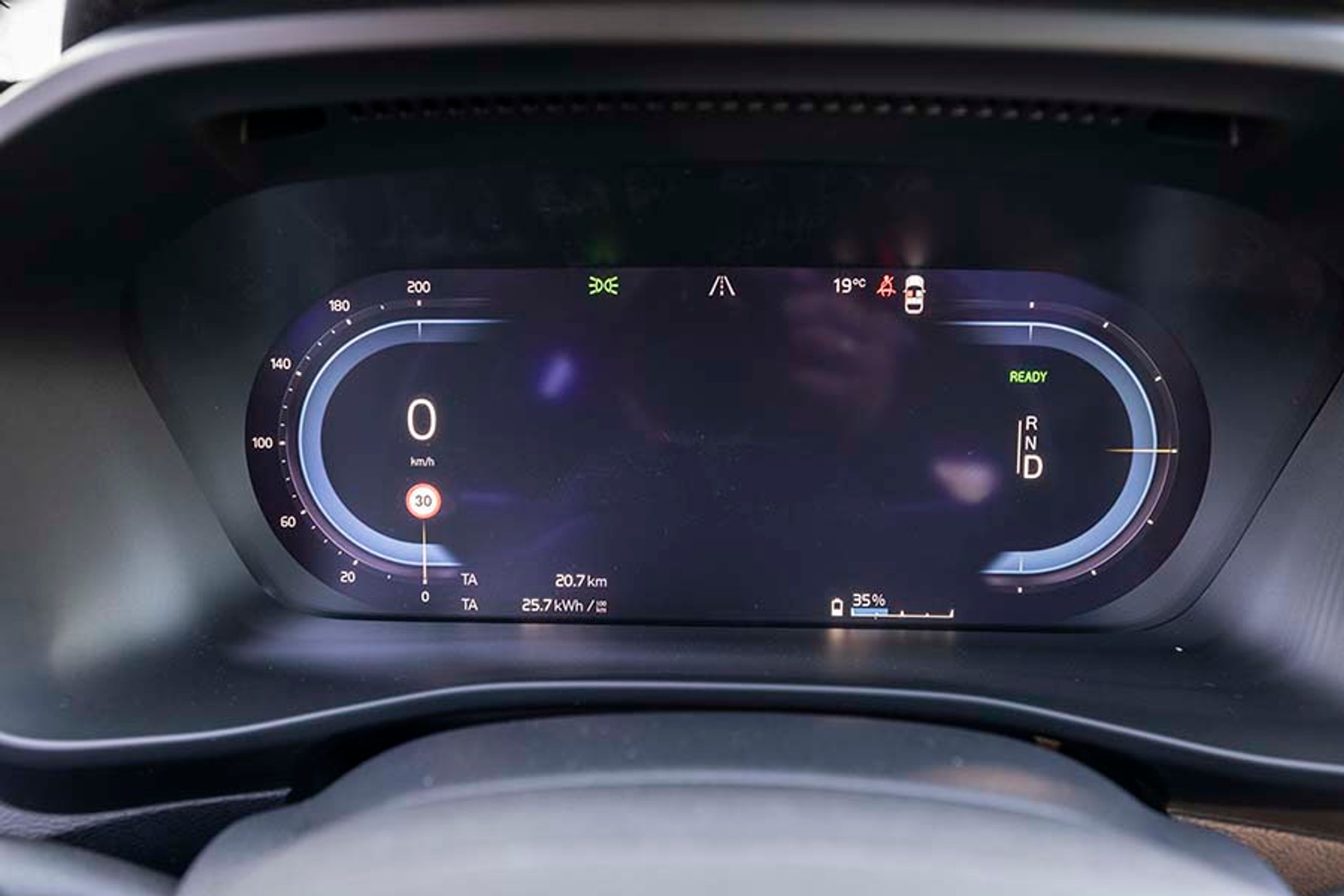 Instrumenthuset er udformet som en stor skærm, hvor man kan vælge flere visninger. Desværre er hastigheden vist som tal længst til venstre i stedet for i midten, så man bedre kan se dem.