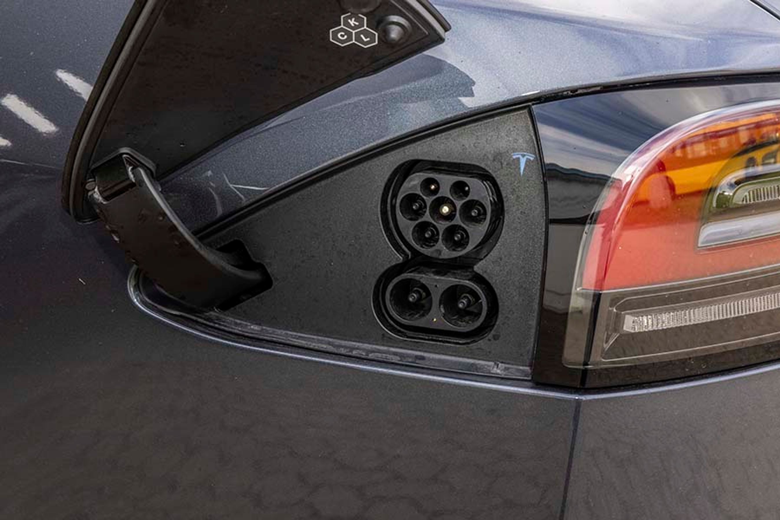 Model S har for en del år siden skiftet til europæisk ladestandard med CCS-Combo stik. Tesla siger, at den kan lade med op til 250 kW. Vi opnåede ca. 150 kW ved en ældre Tesla-lader i Køge. 