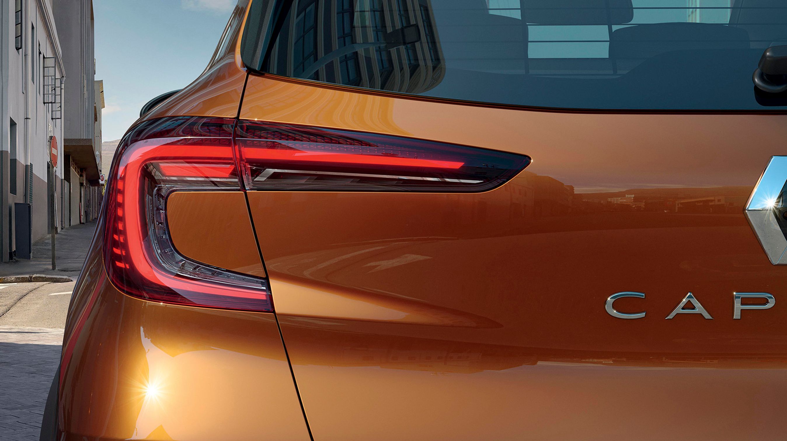 De nye baglygter er af LED-typen og giver bilen en flot signatur i gadebilledet. Desværre er de ikke tændt sammen med kørelyset, og det kan være generende for de øvrige trafikanter. Alle udgaver er dog udstyret med en automatik, der selv tænder lyset, når det bliver mørkt.