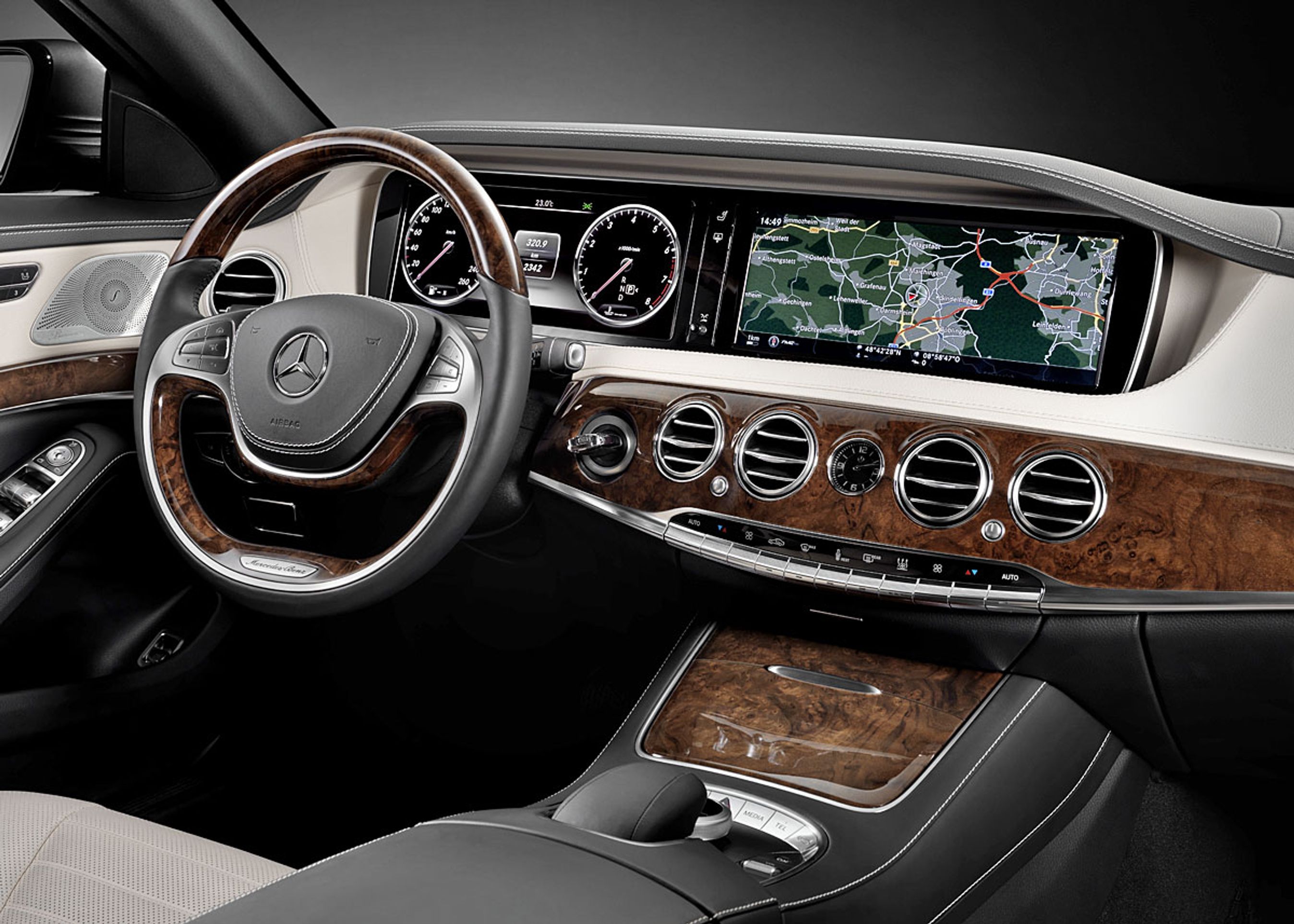To store skærme dominerer førerpladsen i S-klassen, idet selve instrumenthuset er rent digitalt.