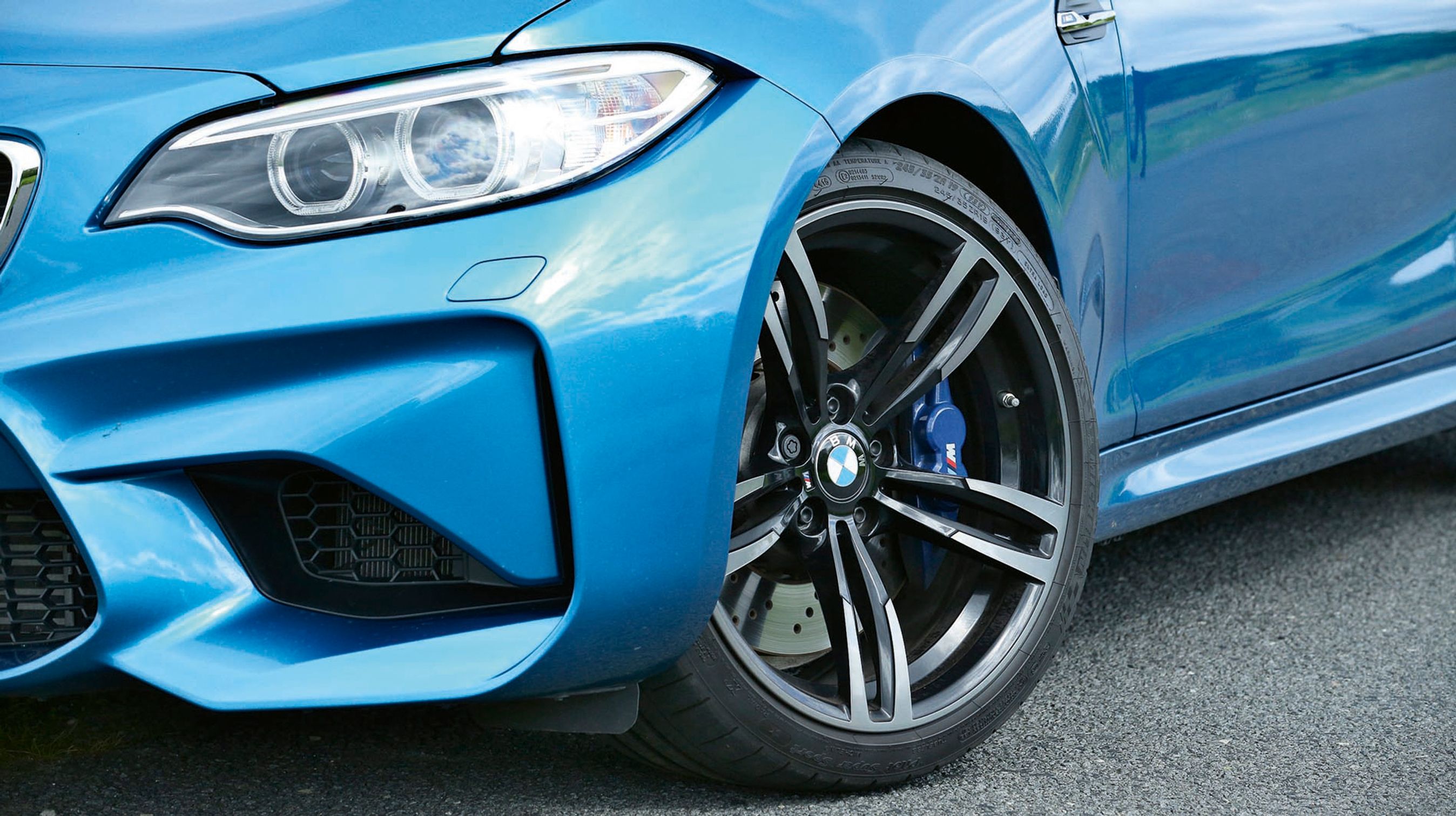 M2 har smedede 19” aluminiumsfælge. Også navet i bremseskiverne er i aluminium for at sænke vægten.