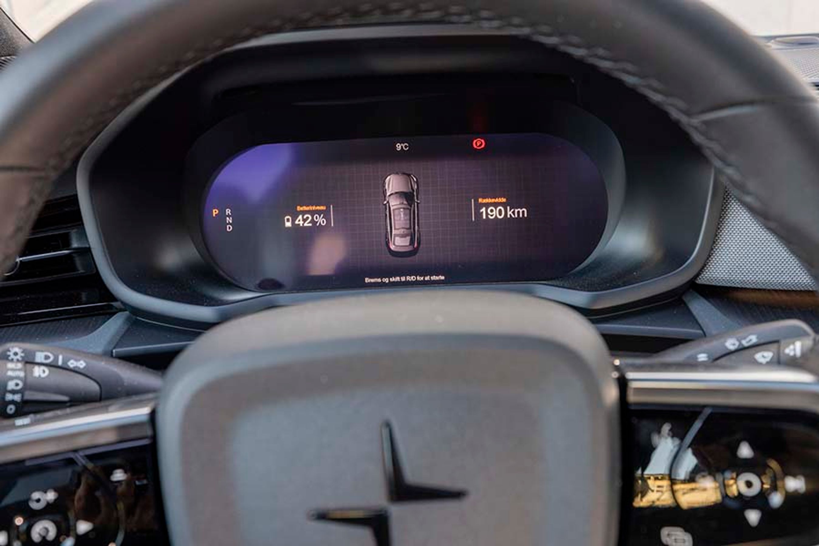 Digitale instrumenter er blevet meget udbredte især i elbiler. Visningen er meget enkel i Polestar, og her kunne vi godt tænke os mulighed for at vælge mellem flere forskellige former for visninger. 