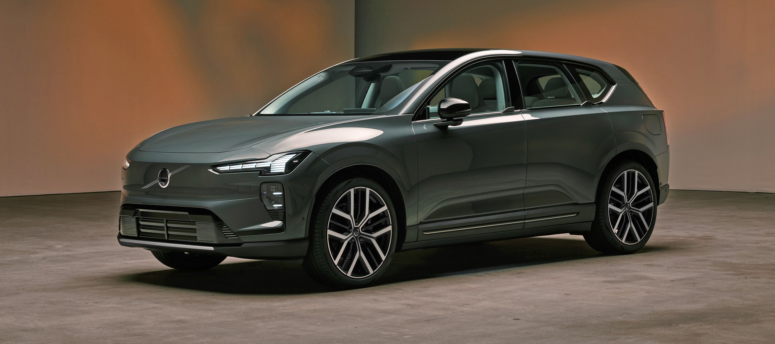 Volvo EX60 set skråt forfra.