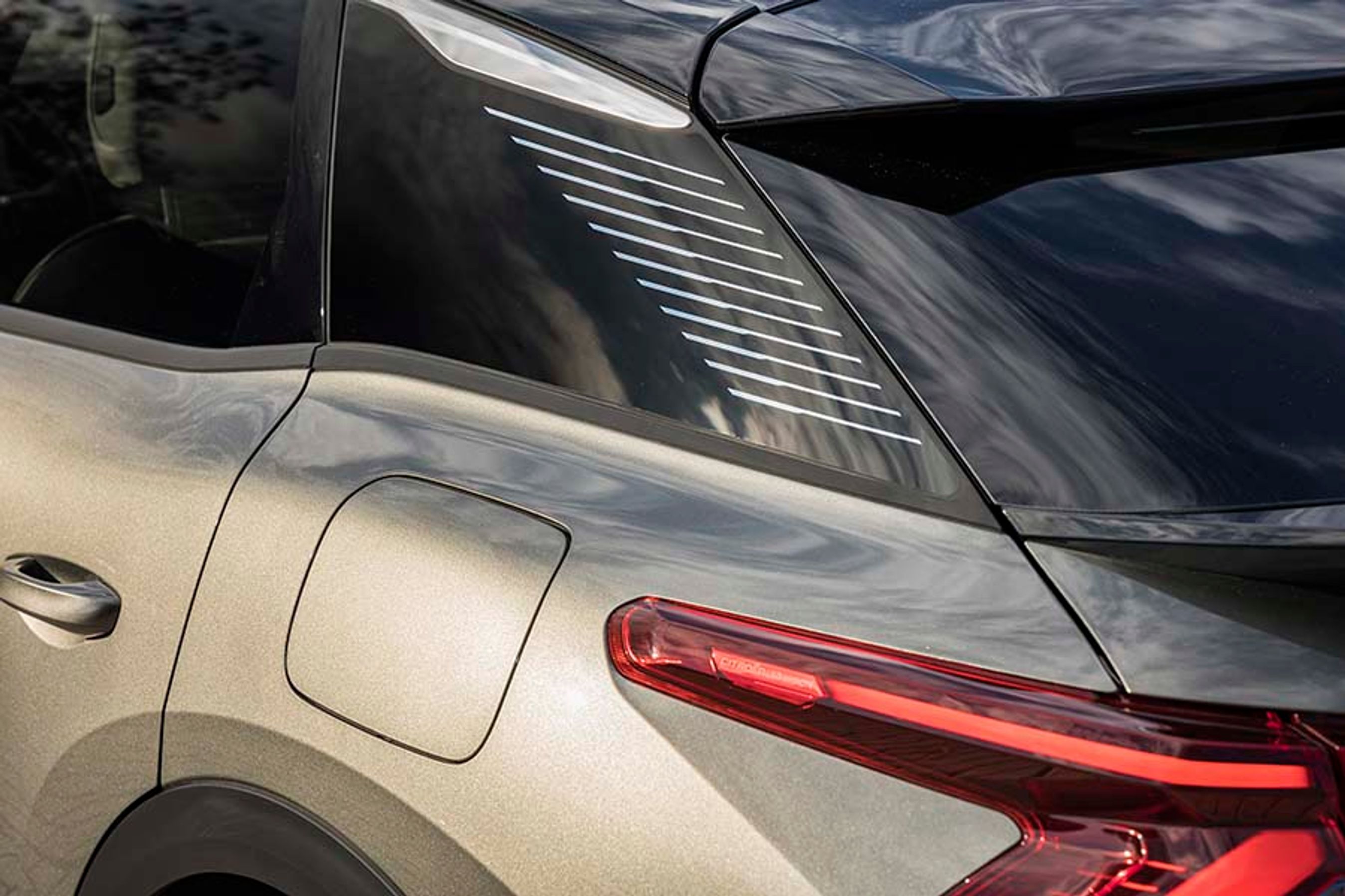 Den lille ekstra rude med de vandrette streger er tonet helt sort, men man kan dog se ud af den. Det lille knæk over ladedækslet er en detalje, der sender en hilsen til den store, klassiske Citroën-model XM.