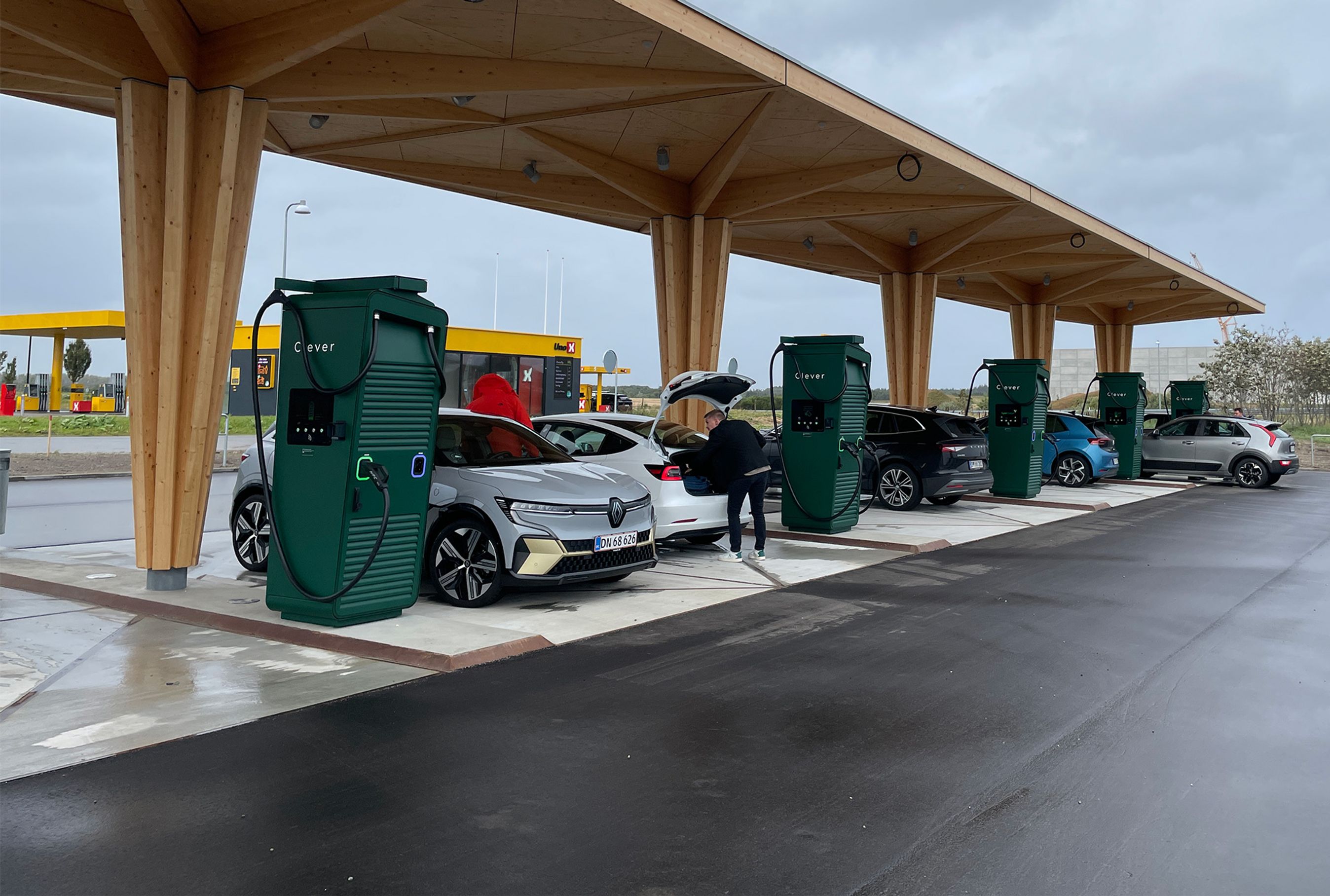 Clever ladestation med overdækning.